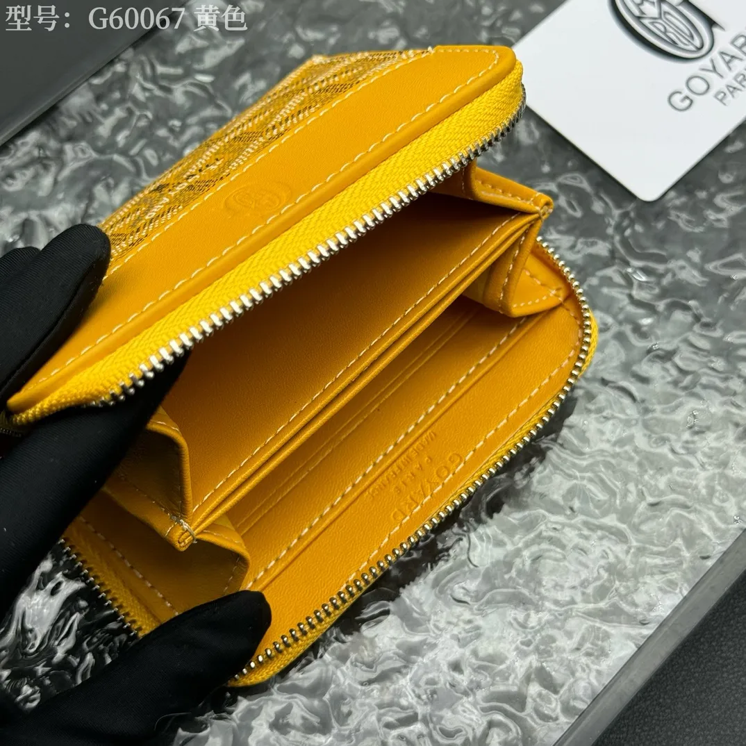💰110 💎Top original 𝐠𝐨𝐲𝐚𝐫𝐝 Hot style 💕 Goya wallet short Matignon Mini coin purse with full zipper closure design. Its central compartment holds coins, while its interior patch pocket holds cards or small IDs. Style number: G60067 Size: 10.4*7.5*1.8cm