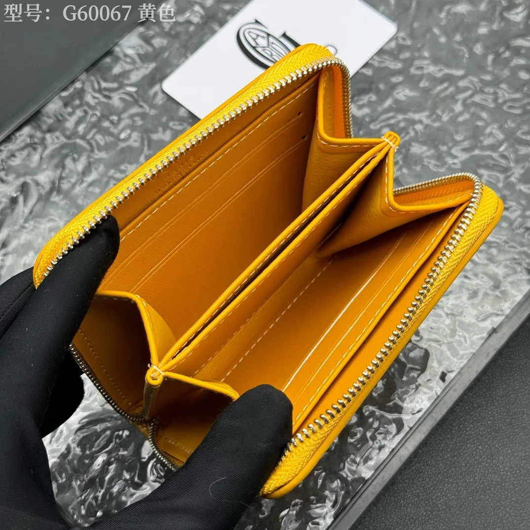 💰110 💎Top original 𝐠𝐨𝐲𝐚𝐫𝐝 Hot style 💕 Goya wallet short Matignon Mini coin purse with full zipper closure design. Its central compartment holds coins, while its interior patch pocket holds cards or small IDs. Style number: G60067 Size: 10.4*7.5*1.8cm