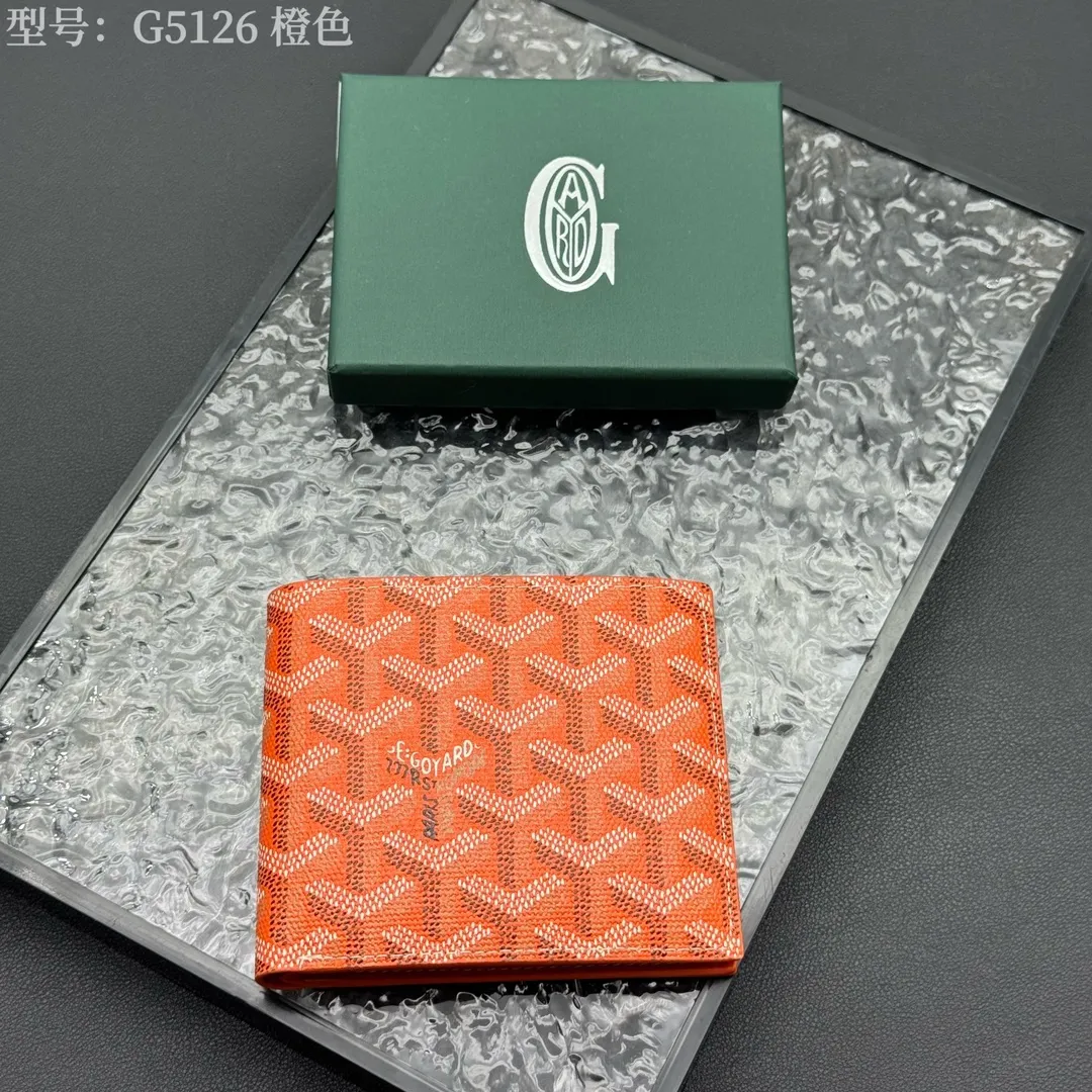 💰130 💎Upgraded original version 𝐠𝐨𝐲𝐚𝐫𝐝 Hot style ❤️Goyard wallet short style, Goyard 8-slot card slot wallet, the texture is directly stretched to the full mark, it can hold about 8-10 cards, it can hold cash, it is thin and does not stand up, it is classic, practical and attractive! If you want to create a short clip with a feeling that is different from others and has a deep taste, it must be him! size: 11*9 (cm) model: G5126