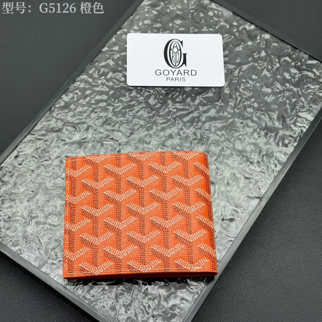💰130 💎Upgraded original version 𝐠𝐨𝐲𝐚𝐫𝐝 Hot style ❤️Goyard wallet short style, Goyard 8-slot card slot wallet, the texture is directly stretched to the full mark, it can hold about 8-10 cards, it can hold cash, it is thin and does not stand up, it is classic, practical and attractive! If you want to create a short clip with a feeling that is different from others and has a deep taste, it must be him! size: 11*9 (cm) model: G5126