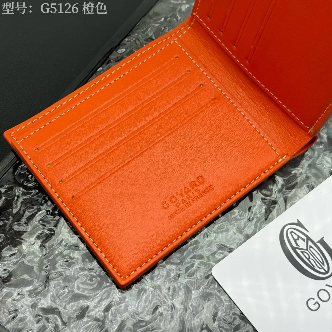 💰130 💎Upgraded original version 𝐠𝐨𝐲𝐚𝐫𝐝 Hot style ❤️Goyard wallet short style, Goyard 8-slot card slot wallet, the texture is directly stretched to the full mark, it can hold about 8-10 cards, it can hold cash, it is thin and does not stand up, it is classic, practical and attractive! If you want to create a short clip with a feeling that is different from others and has a deep taste, it must be him! size: 11*9 (cm) model: G5126