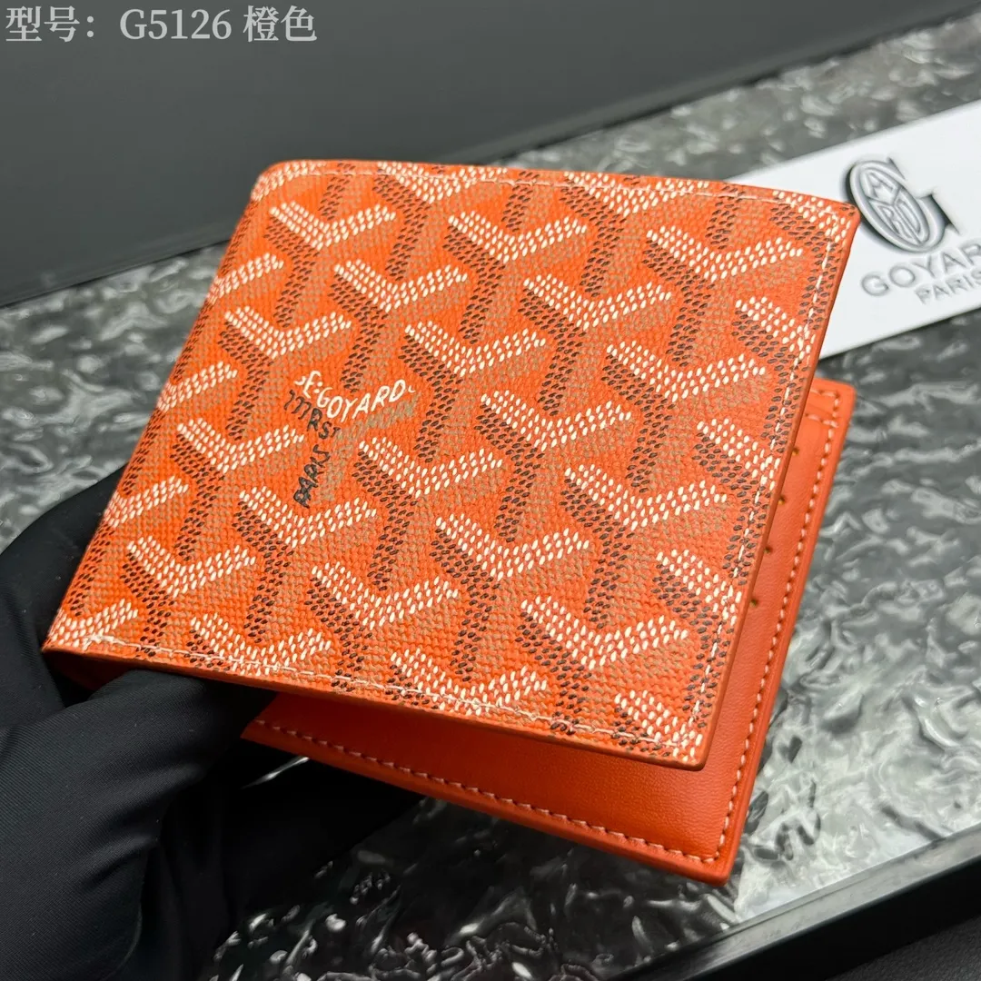 💰130 💎Upgraded original version 𝐠𝐨𝐲𝐚𝐫𝐝 Hot style ❤️Goyard wallet short style, Goyard 8-slot card slot wallet, the texture is directly stretched to the full mark, it can hold about 8-10 cards, it can hold cash, it is thin and does not stand up, it is classic, practical and attractive! If you want to create a short clip with a feeling that is different from others and has a deep taste, it must be him! size: 11*9 (cm) model: G5126