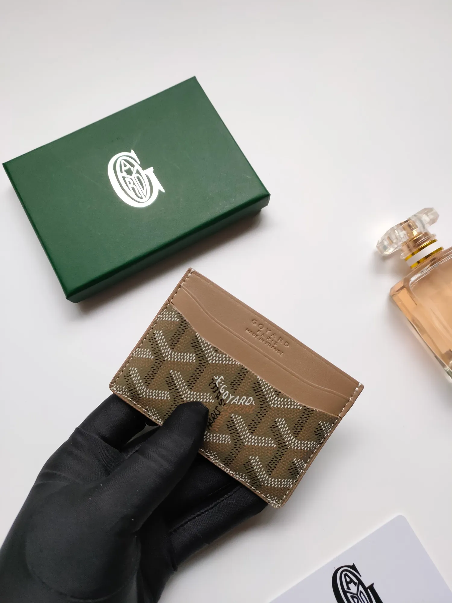 ￥90💰GOYARD Goya Classic👍🏻Saint-Sulpice card holder has a small and compact design, and its central pocket can store cards, documents or folded banknotes. The compact design fits nicely in a jacket or pants pocket. Style number: 9636 Size: 7 x10.5 cm