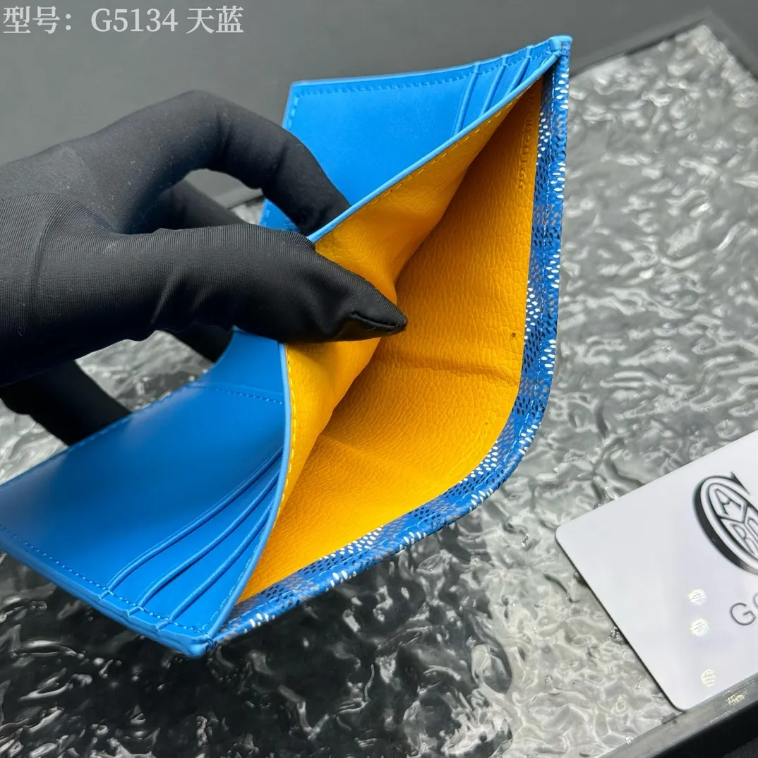 💰100 💎Top original 𝑺𝒂𝒊𝒏𝒕 𝑷𝒊𝒆𝒓𝒓𝒆 𝐠𝐨𝐲𝐚𝐫𝐝 Hot style 💕 Goya wallet card holder It is fully functional and has a large-sized banknote pocket that can hold cards, documents and banknotes at the same time. The compact design is just right for putting in a jacket or pants pocket. Style number: G5134 Size:7.5*1.5*11cm.