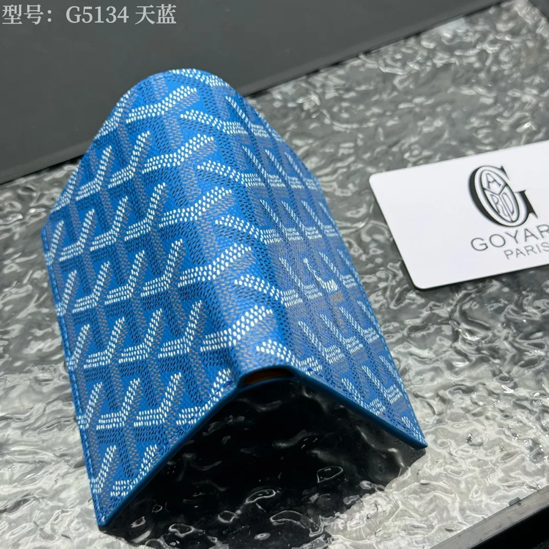 💰100 💎Top original 𝑺𝒂𝒊𝒏𝒕 𝑷𝒊𝒆𝒓𝒓𝒆 𝐠𝐨𝐲𝐚𝐫𝐝 Hot style 💕 Goya wallet card holder It is fully functional and has a large-sized banknote pocket that can hold cards, documents and banknotes at the same time. The compact design is just right for putting in a jacket or pants pocket. Style number: G5134 Size:7.5*1.5*11cm.