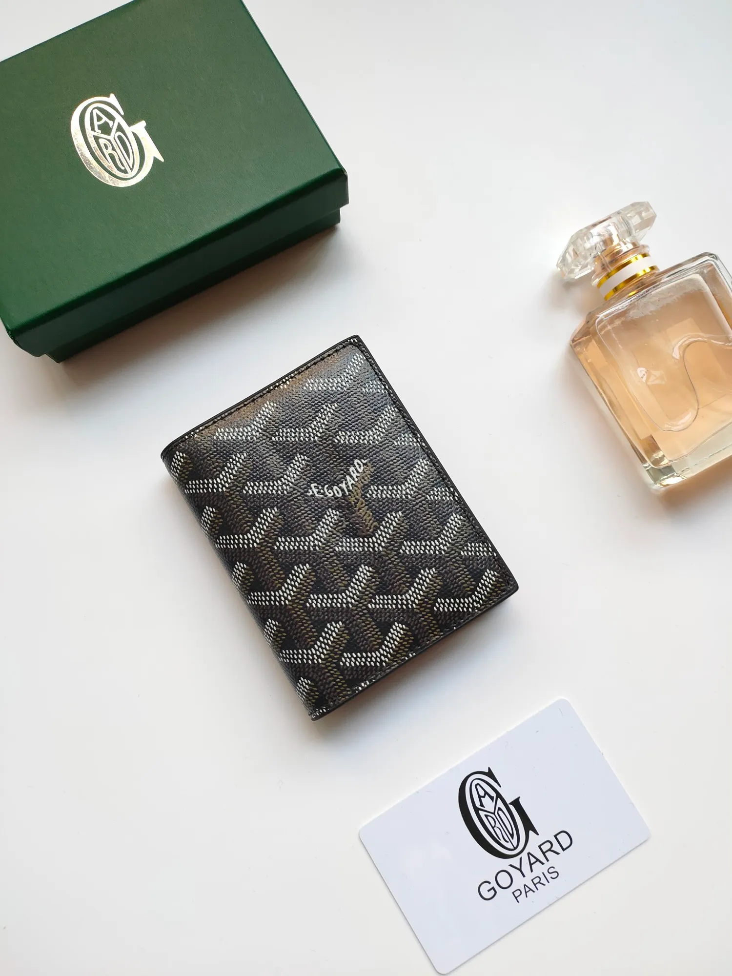 ￥110 GOYARD's new Saint-Marc card holder can be used to store and display badges, as well as cards and banknotes. Whether used to store badges, access cards or transportation cards, the Saint-Marc card holder will perfectly reflect the elegance of the cardholder. Style number: 9637 Size: 10.7 cmx1 cmx8 cm