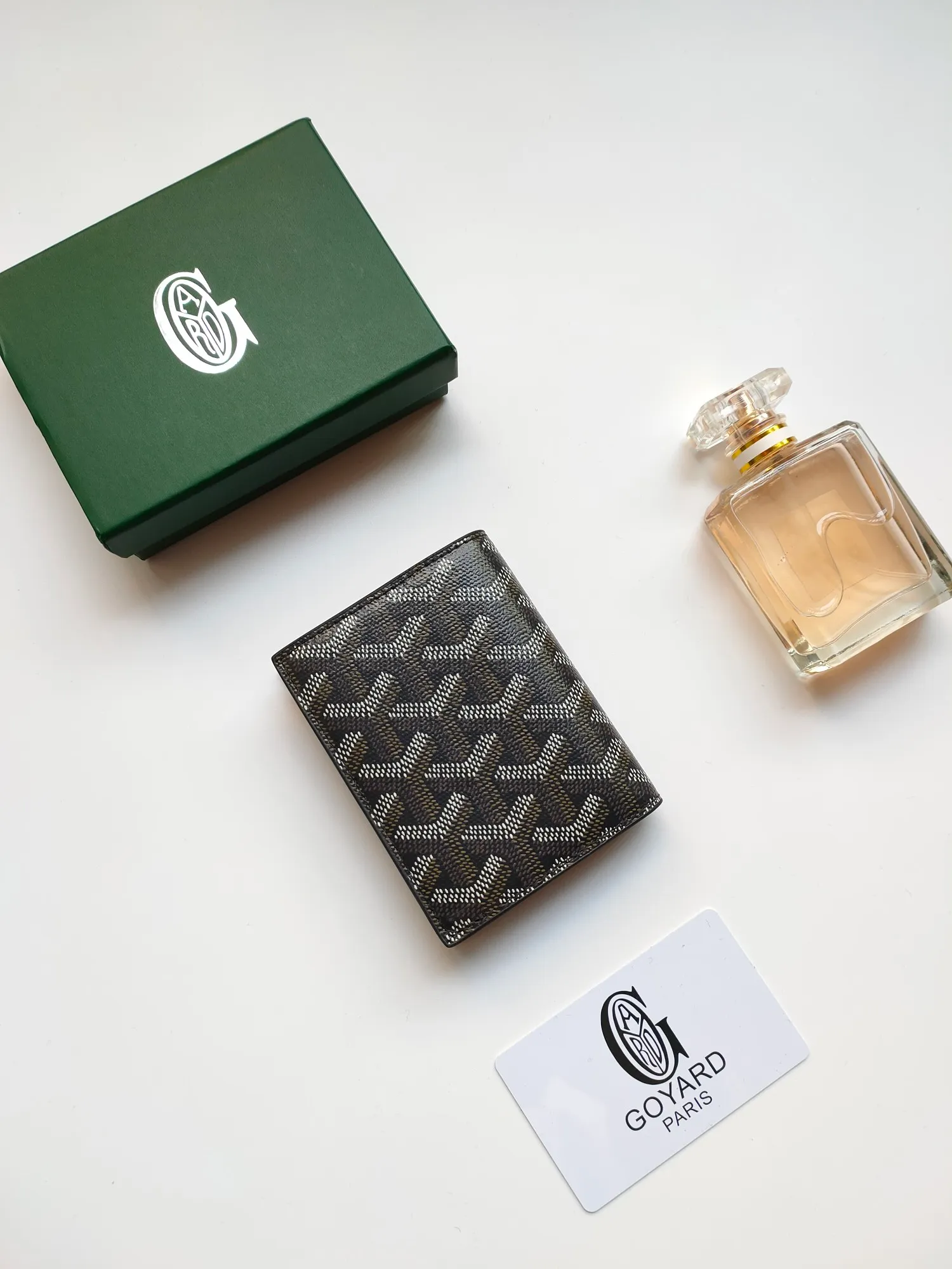 ￥110 GOYARD's new Saint-Marc card holder can be used to store and display badges, as well as cards and banknotes. Whether used to store badges, access cards or transportation cards, the Saint-Marc card holder will perfectly reflect the elegance of the cardholder. Style number: 9637 Size: 10.7 cmx1 cmx8 cm