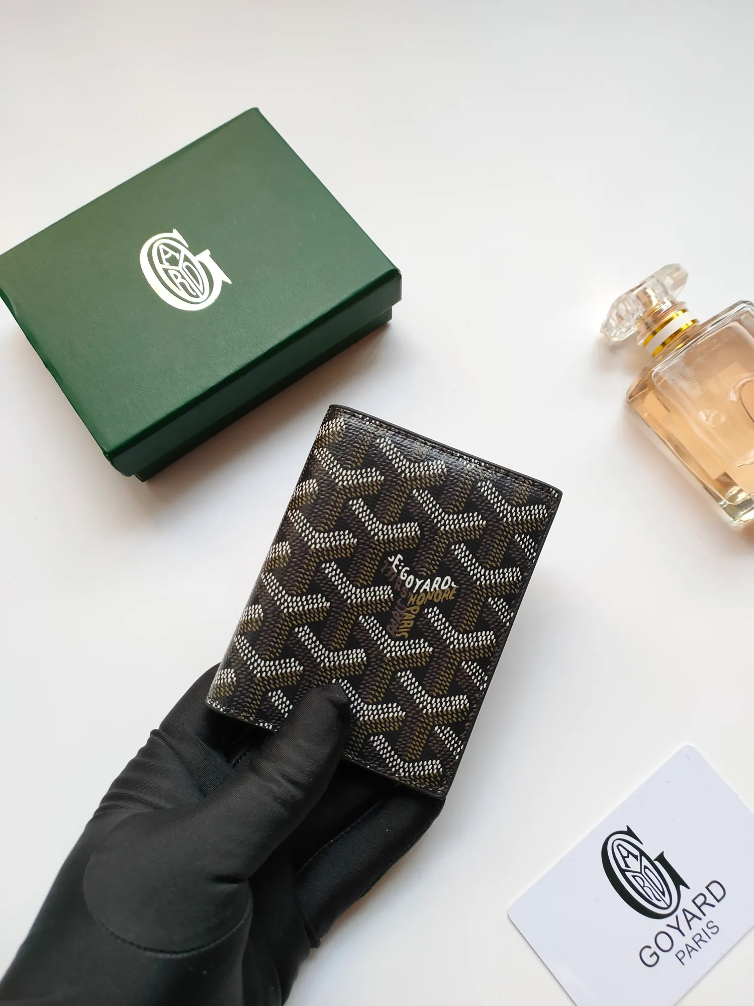 ￥110 GOYARD's new Saint-Marc card holder can be used to store and display badges, as well as cards and banknotes. Whether used to store badges, access cards or transportation cards, the Saint-Marc card holder will perfectly reflect the elegance of the cardholder. Style number: 9637 Size: 10.7 cmx1 cmx8 cm