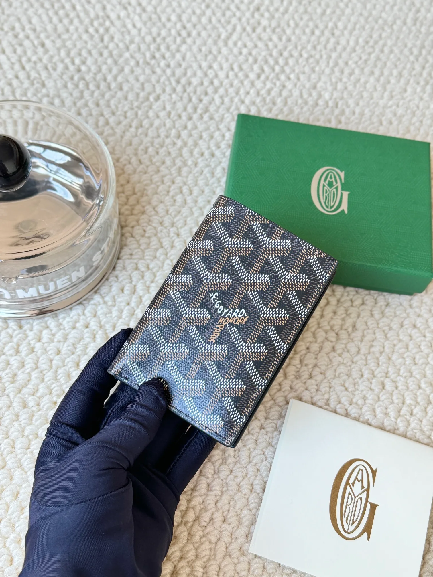💰120 Goyard Goyardine Canvas & Vauzelles Calfskin No.: 803 Multiple colors available. Can be used as a couple model. It’s yyds to give as a gift for your own use! 6 card slots + two compartments, suitable for traveling. Small and portable, good-looking. Material: goyarine canvas and Vauzelles calfskin. Size: length 8*height 11