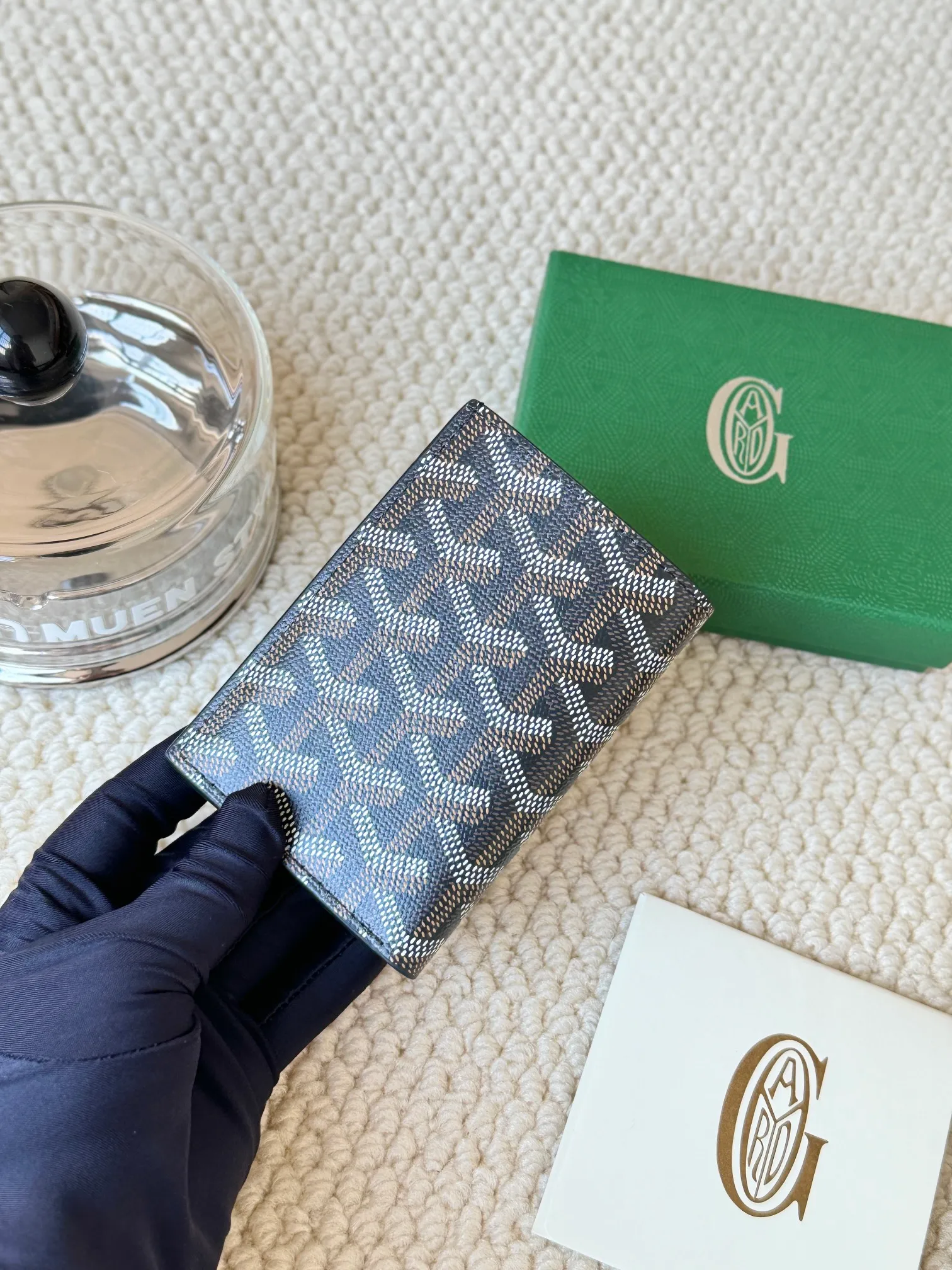 💰120 Goyard Goyardine Canvas & Vauzelles Calfskin No.: 803 Multiple colors available. Can be used as a couple model. It’s yyds to give as a gift for your own use! 6 card slots + two compartments, suitable for traveling. Small and portable, good-looking. Material: goyarine canvas and Vauzelles calfskin. Size: length 8*height 11