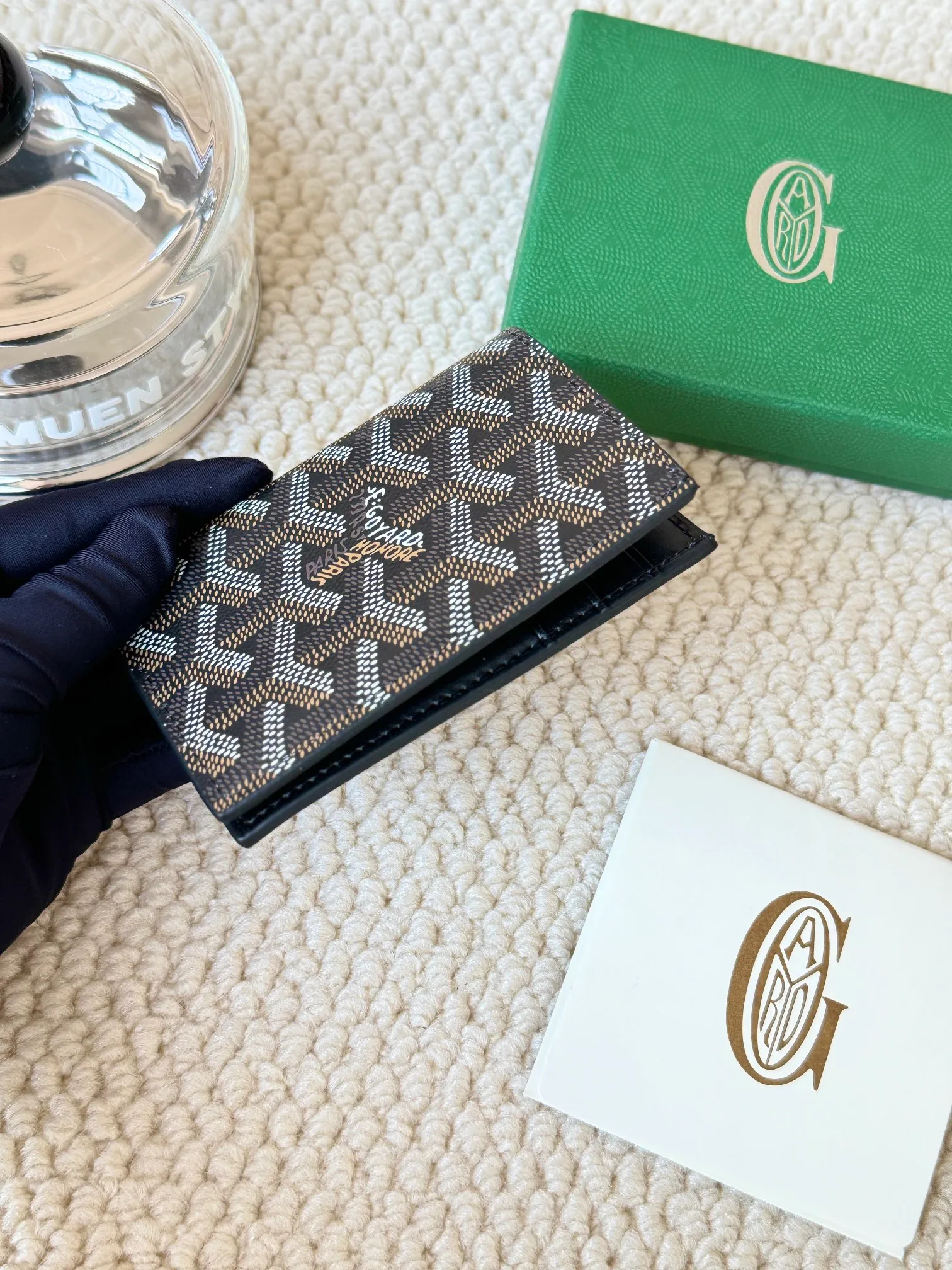 💰120 Goyard Goyardine Canvas & Vauzelles Calfskin No.: 803 Multiple colors available. Can be used as a couple model. It’s yyds to give as a gift for your own use! 6 card slots + two compartments, suitable for traveling. Small and portable, good-looking. Material: goyarine canvas and Vauzelles calfskin. Size: length 8*height 11