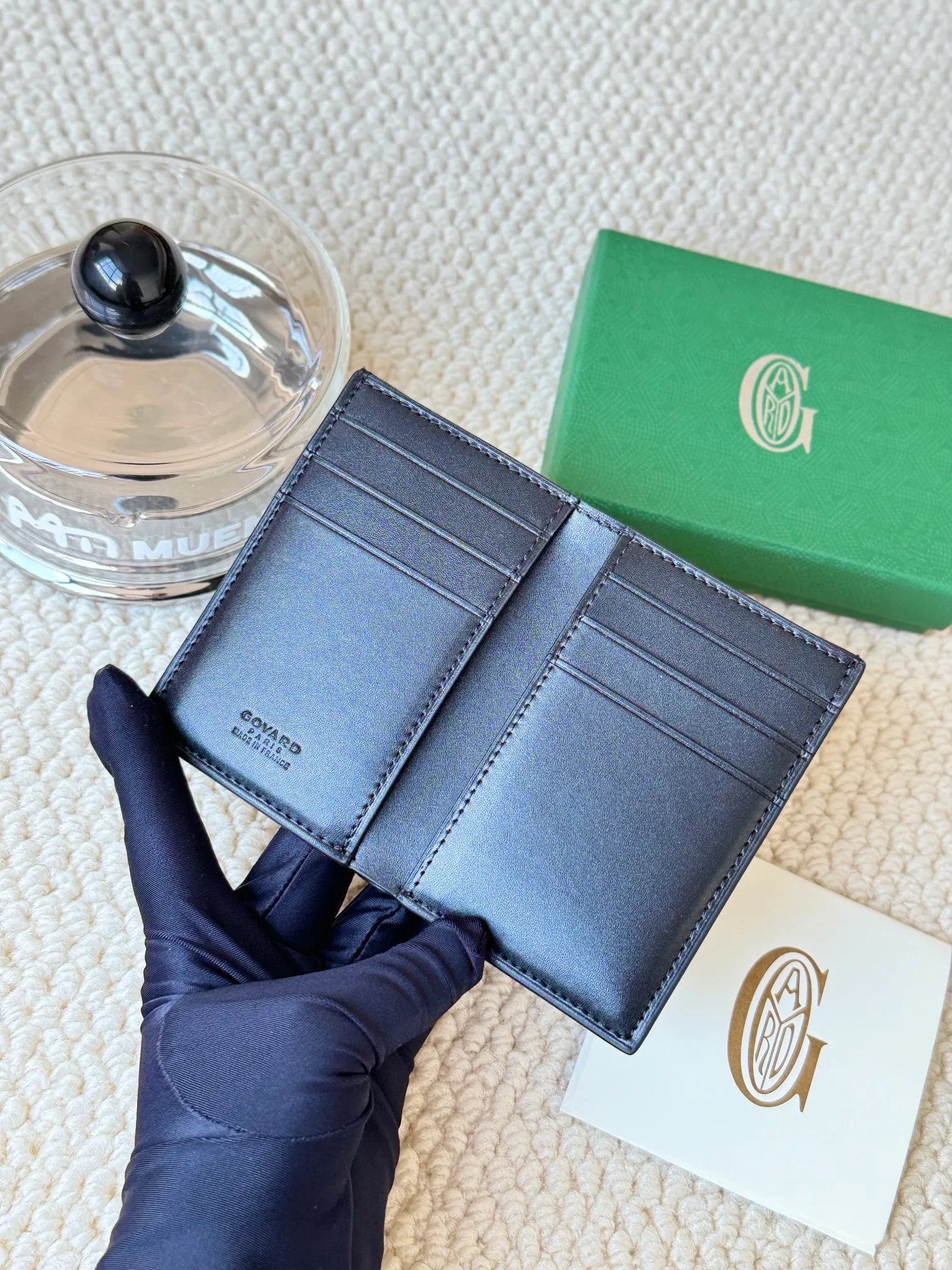 💰120 Goyard Goyardine Canvas & Vauzelles Calfskin No.: 803 Multiple colors available. Can be used as a couple model. It’s yyds to give as a gift for your own use! 6 card slots + two compartments, suitable for traveling. Small and portable, good-looking. Material: goyarine canvas and Vauzelles calfskin. Size: length 8*height 11