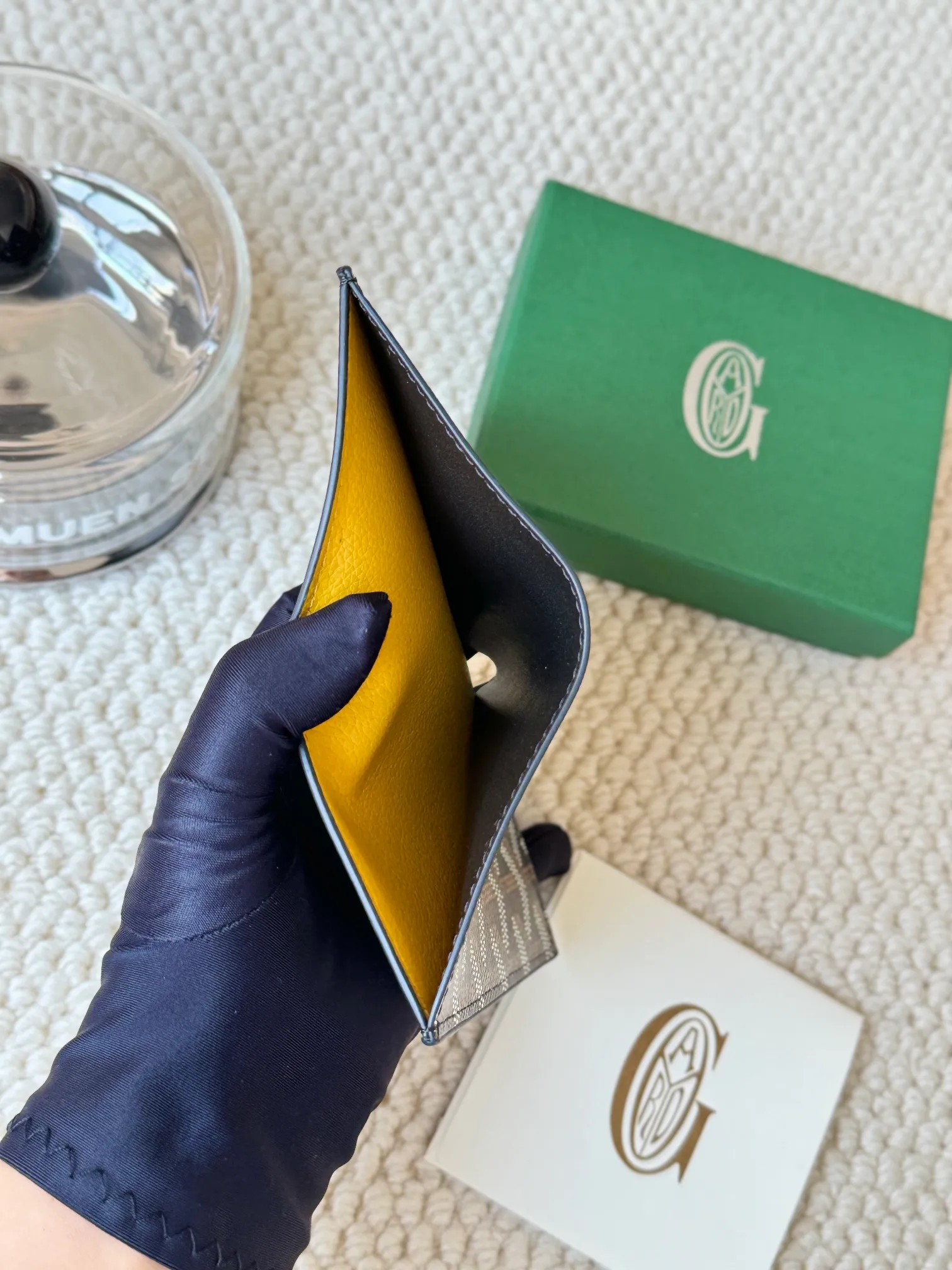 💰120 Goyard Goyardine Canvas & Vauzelles Calfskin No.: 803 Multiple colors available. Can be used as a couple model. It’s yyds to give as a gift for your own use! 6 card slots + two compartments, suitable for traveling. Small and portable, good-looking. Material: goyarine canvas and Vauzelles calfskin. Size: length 8*height 11