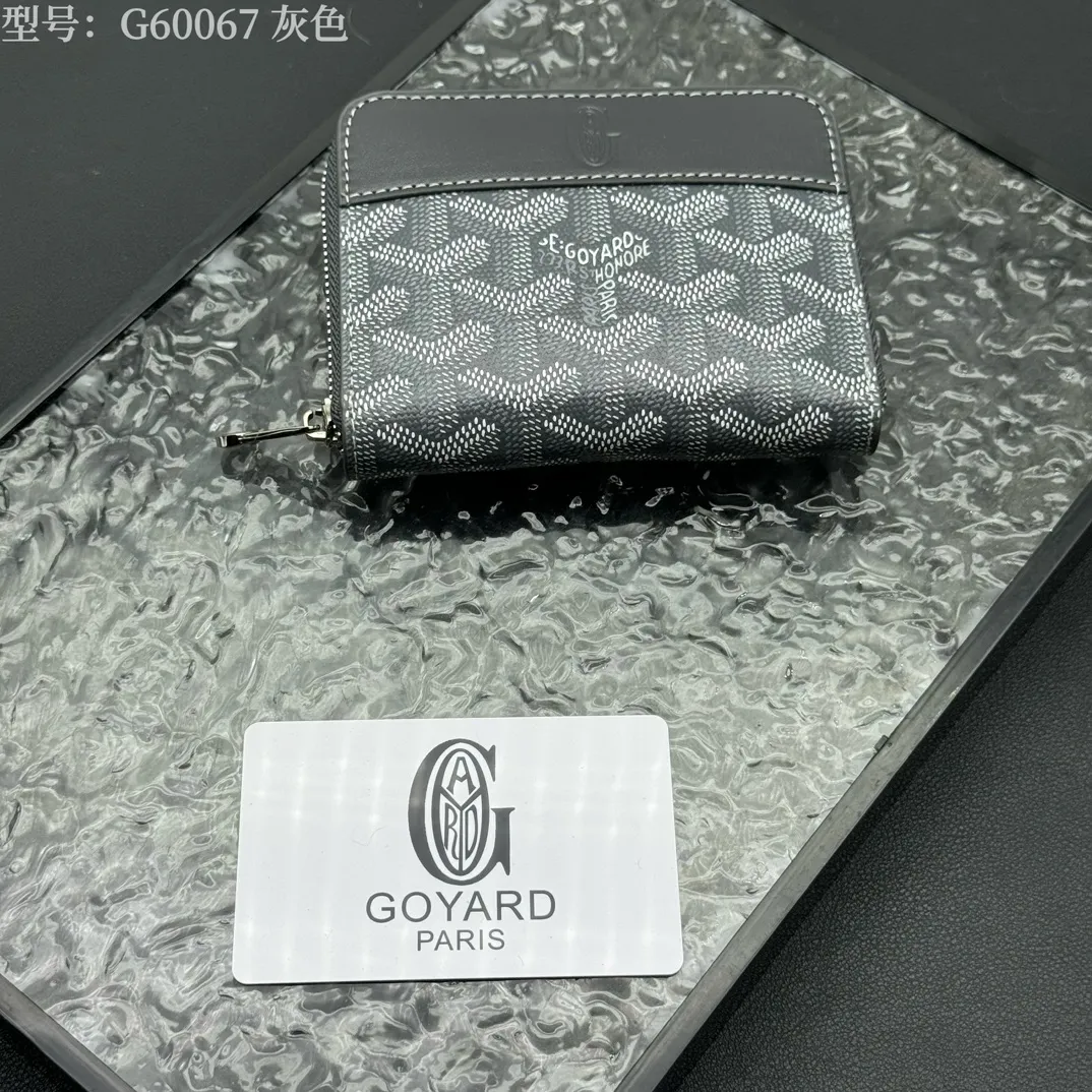 💰130 💎Top original 𝐠𝐨𝐲𝐚𝐫𝐝 Hot style 💕 Goya wallet short Matignon Mini coin purse with full zipper closure design. Its central compartment holds coins, while its interior patch pocket holds cards or small IDs. Style number: G60067 Size: 10.4*7.5*1.8cm