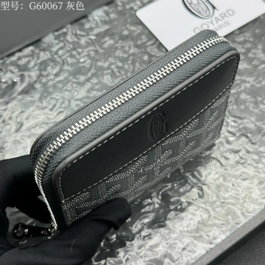 💰130 💎Top original 𝐠𝐨𝐲𝐚𝐫𝐝 Hot style 💕 Goya wallet short Matignon Mini coin purse with full zipper closure design. Its central compartment holds coins, while its interior patch pocket holds cards or small IDs. Style number: G60067 Size: 10.4*7.5*1.8cm