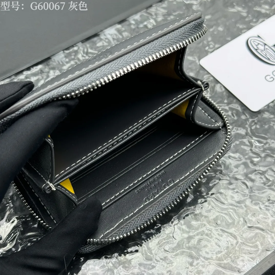 💰130 💎Top original 𝐠𝐨𝐲𝐚𝐫𝐝 Hot style 💕 Goya wallet short Matignon Mini coin purse with full zipper closure design. Its central compartment holds coins, while its interior patch pocket holds cards or small IDs. Style number: G60067 Size: 10.4*7.5*1.8cm