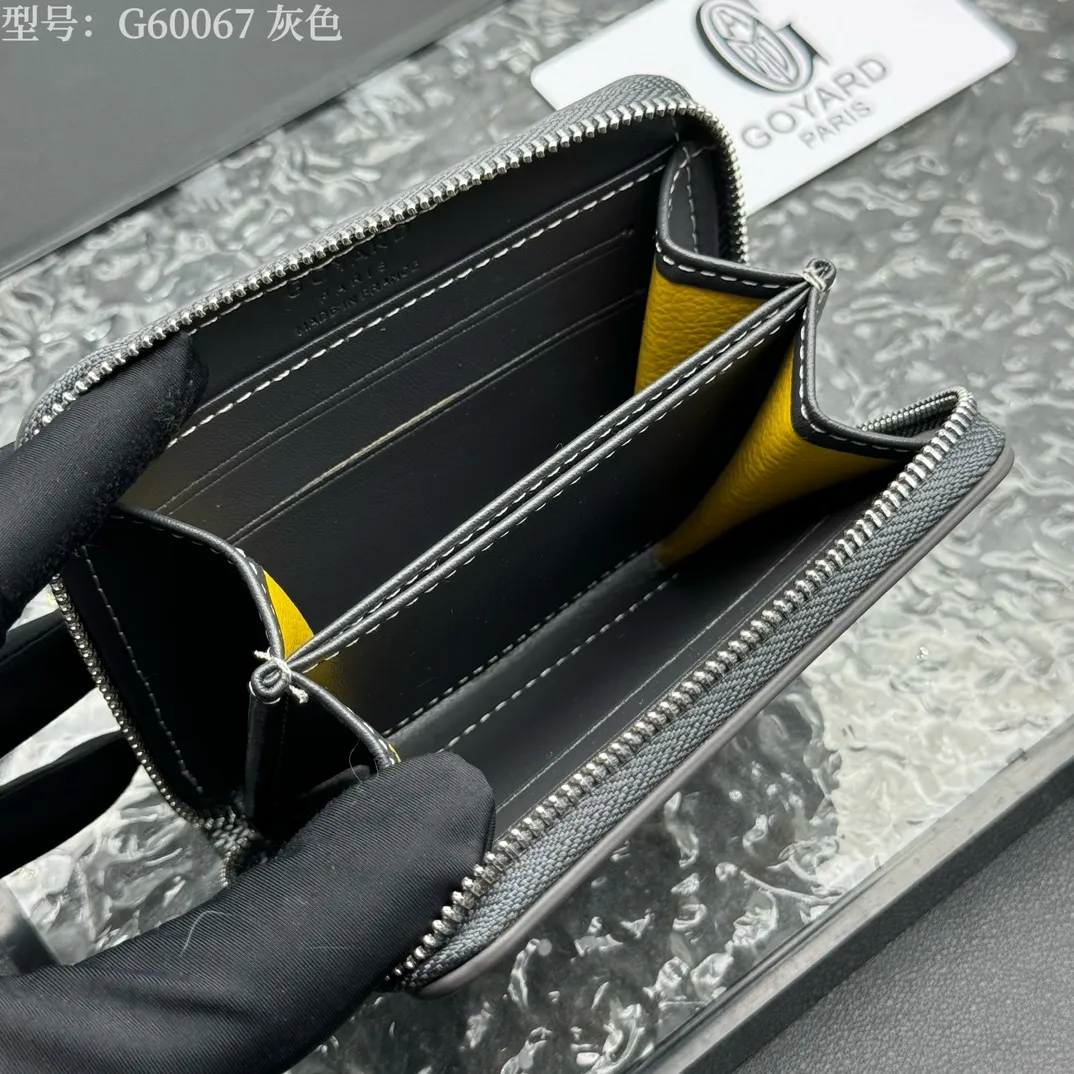 💰130 💎Top original 𝐠𝐨𝐲𝐚𝐫𝐝 Hot style 💕 Goya wallet short Matignon Mini coin purse with full zipper closure design. Its central compartment holds coins, while its interior patch pocket holds cards or small IDs. Style number: G60067 Size: 10.4*7.5*1.8cm