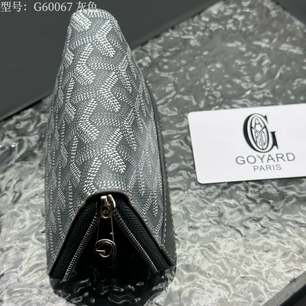 💰130 💎Top original 𝐠𝐨𝐲𝐚𝐫𝐝 Hot style 💕 Goya wallet short Matignon Mini coin purse with full zipper closure design. Its central compartment holds coins, while its interior patch pocket holds cards or small IDs. Style number: G60067 Size: 10.4*7.5*1.8cm