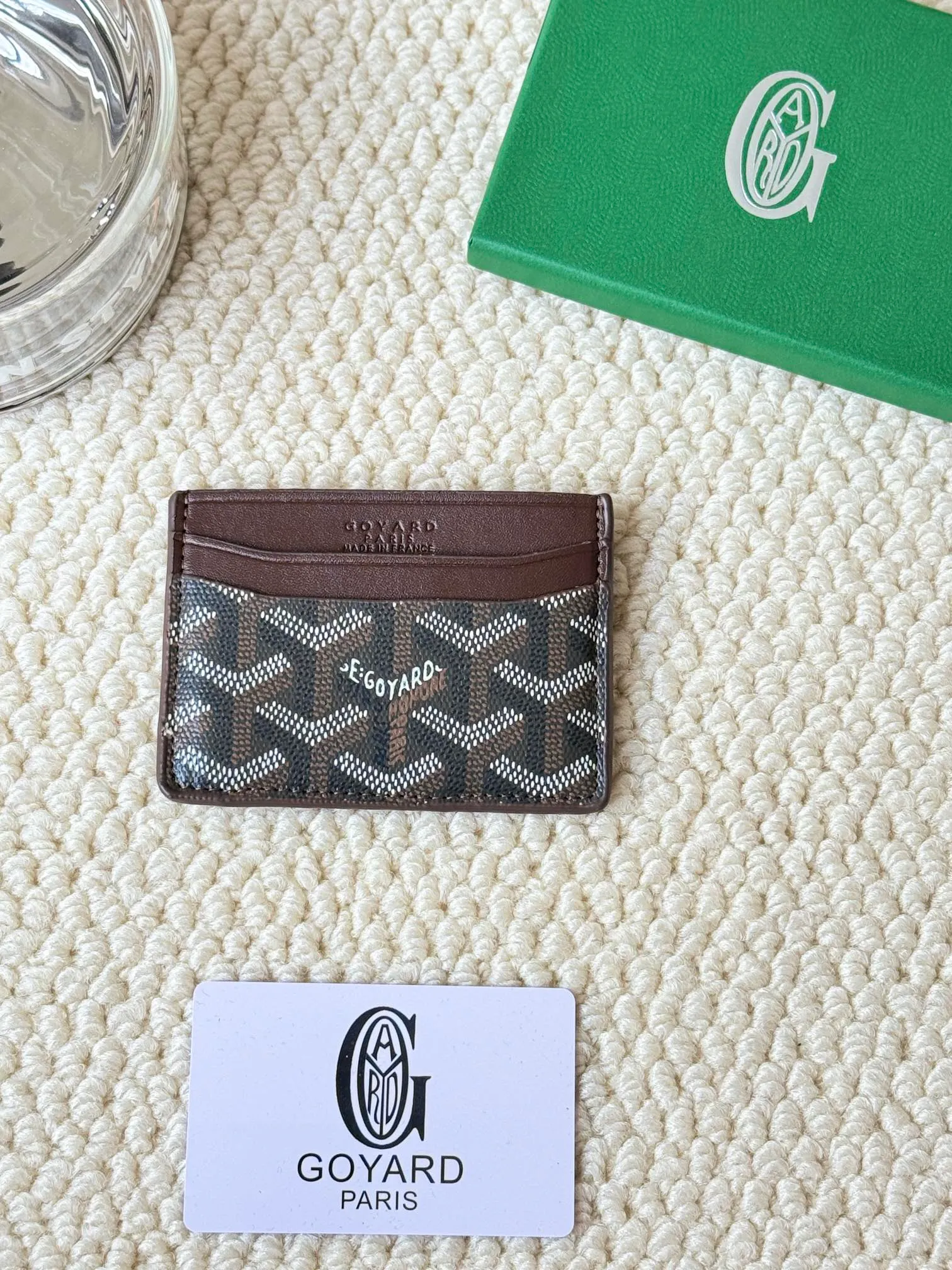 💰100 GOYARD Goya Classic👍🏻The design of Saint-Sulpice card holder is small and compact, and its middle pocket can store cards, documents or folded banknotes. The compact design fits nicely in a jacket or pants pocket. Style number: 9636 Size: 7 x10.5 cm