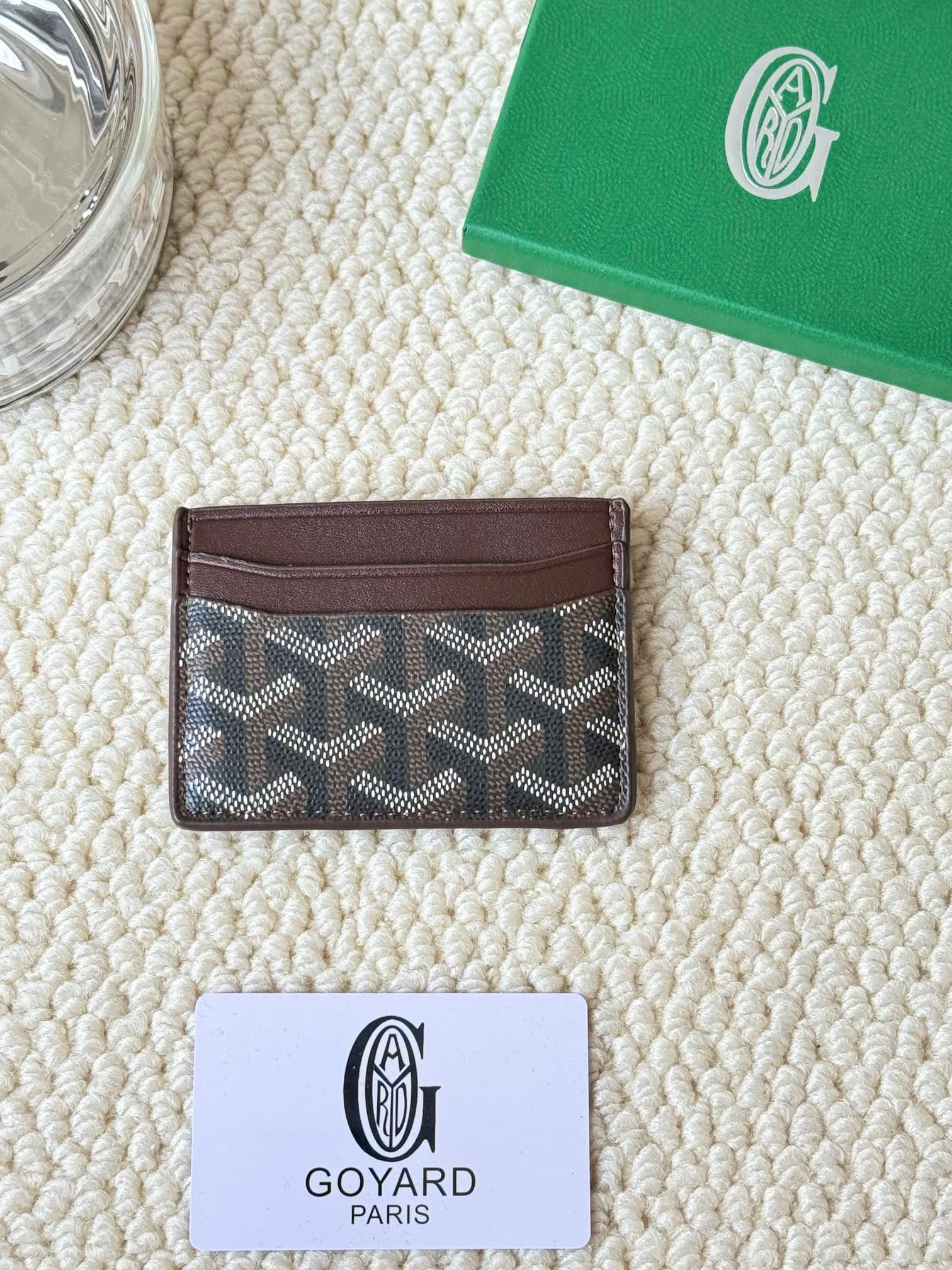 💰100 GOYARD Goya Classic👍🏻The design of Saint-Sulpice card holder is small and compact, and its middle pocket can store cards, documents or folded banknotes. The compact design fits nicely in a jacket or pants pocket. Style number: 9636 Size: 7 x10.5 cm
