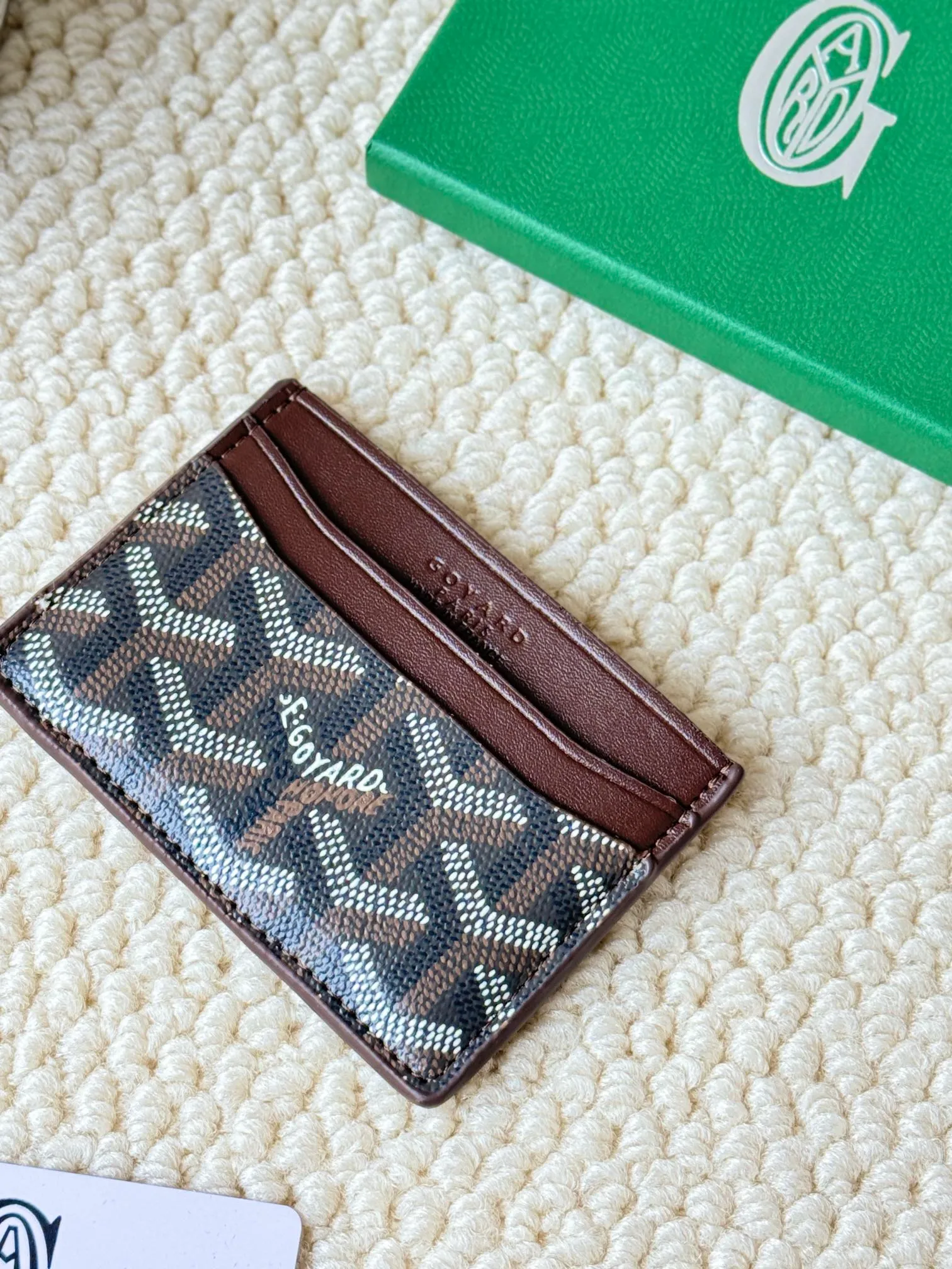 💰100 GOYARD Goya Classic👍🏻The design of Saint-Sulpice card holder is small and compact, and its middle pocket can store cards, documents or folded banknotes. The compact design fits nicely in a jacket or pants pocket. Style number: 9636 Size: 7 x10.5 cm