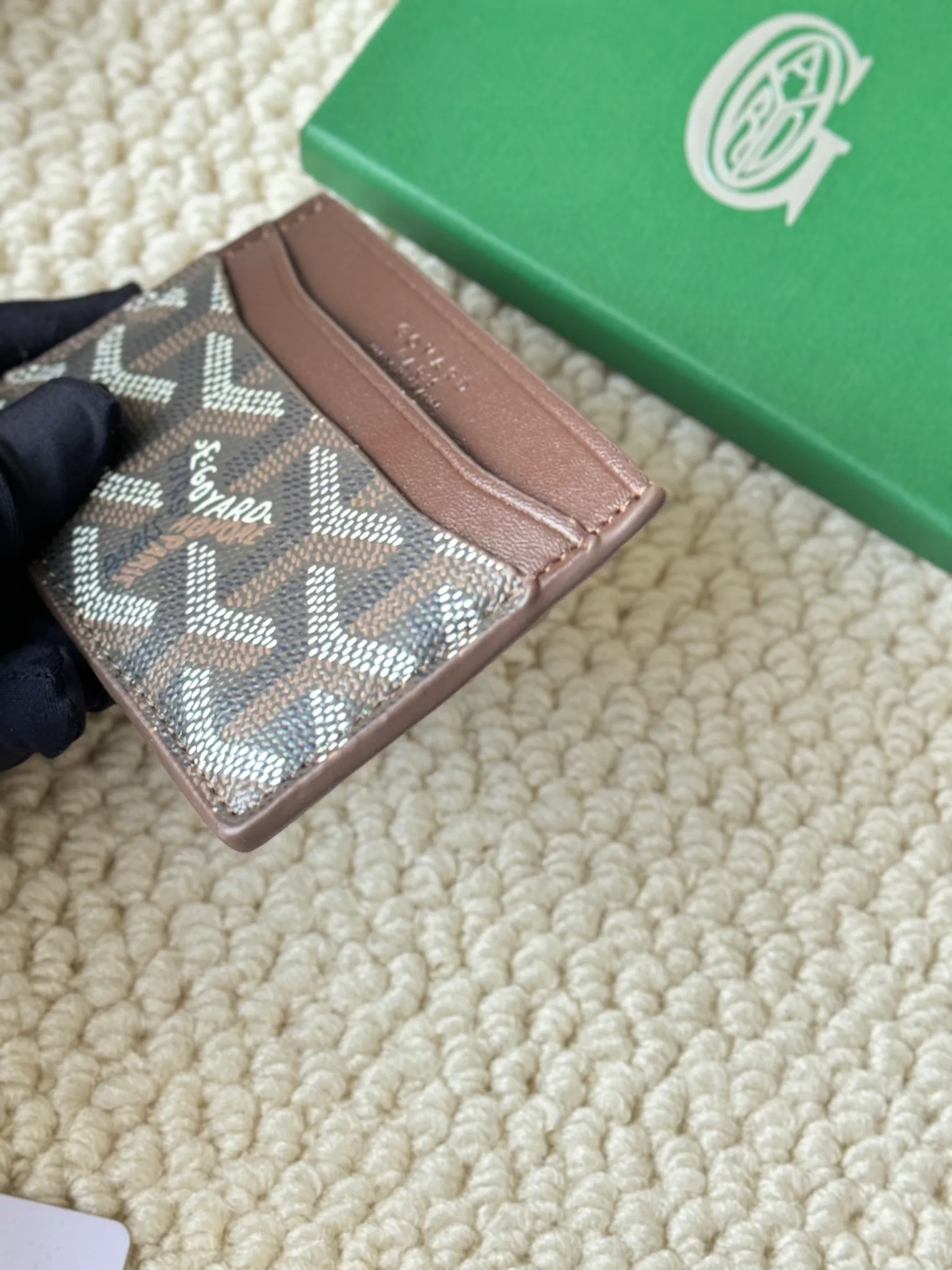 💰100 GOYARD Goya Classic👍🏻The design of Saint-Sulpice card holder is small and compact, and its middle pocket can store cards, documents or folded banknotes. The compact design fits nicely in a jacket or pants pocket. Style number: 9636 Size: 7 x10.5 cm