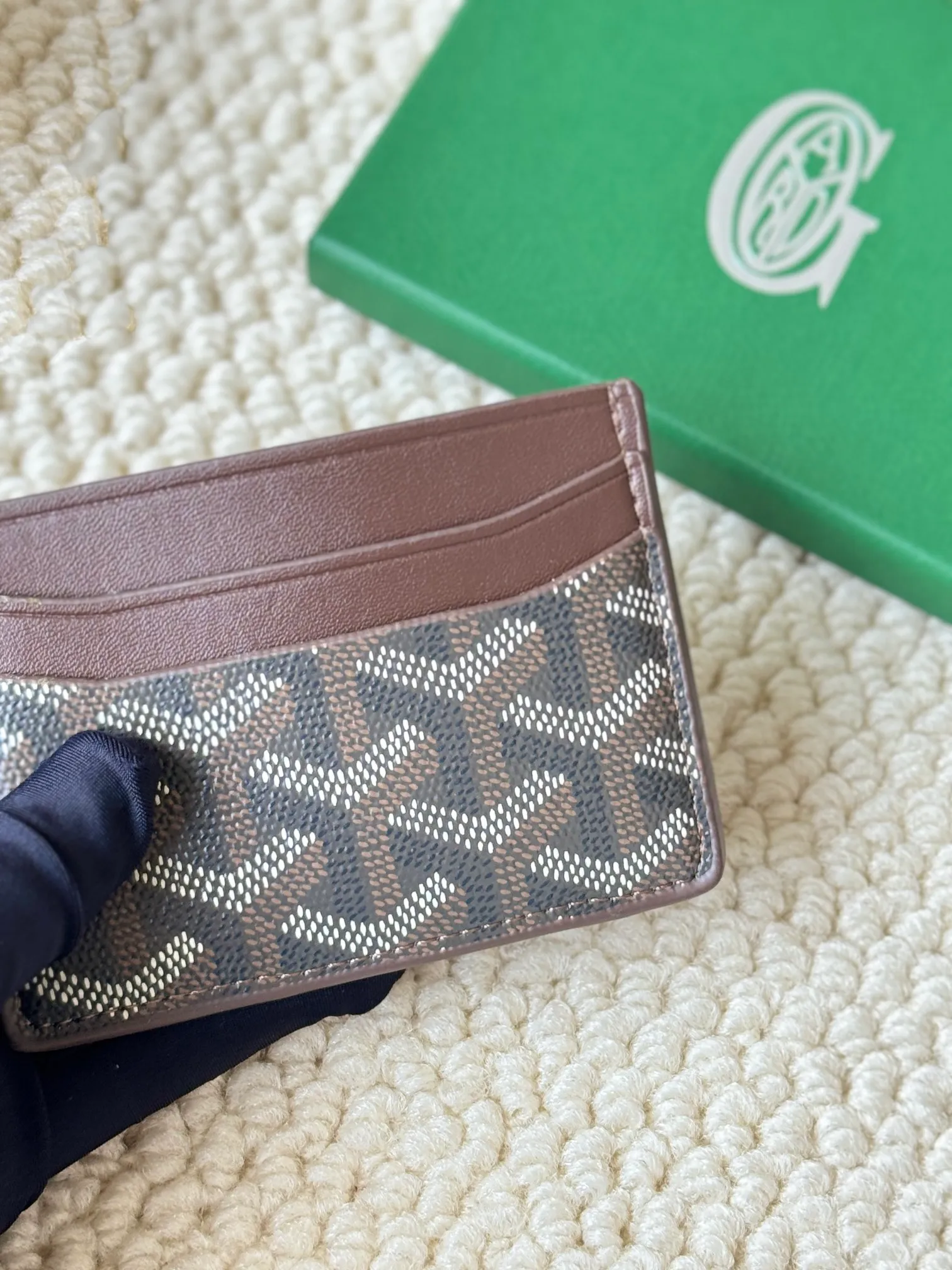 💰100 GOYARD Goya Classic👍🏻The design of Saint-Sulpice card holder is small and compact, and its middle pocket can store cards, documents or folded banknotes. The compact design fits nicely in a jacket or pants pocket. Style number: 9636 Size: 7 x10.5 cm