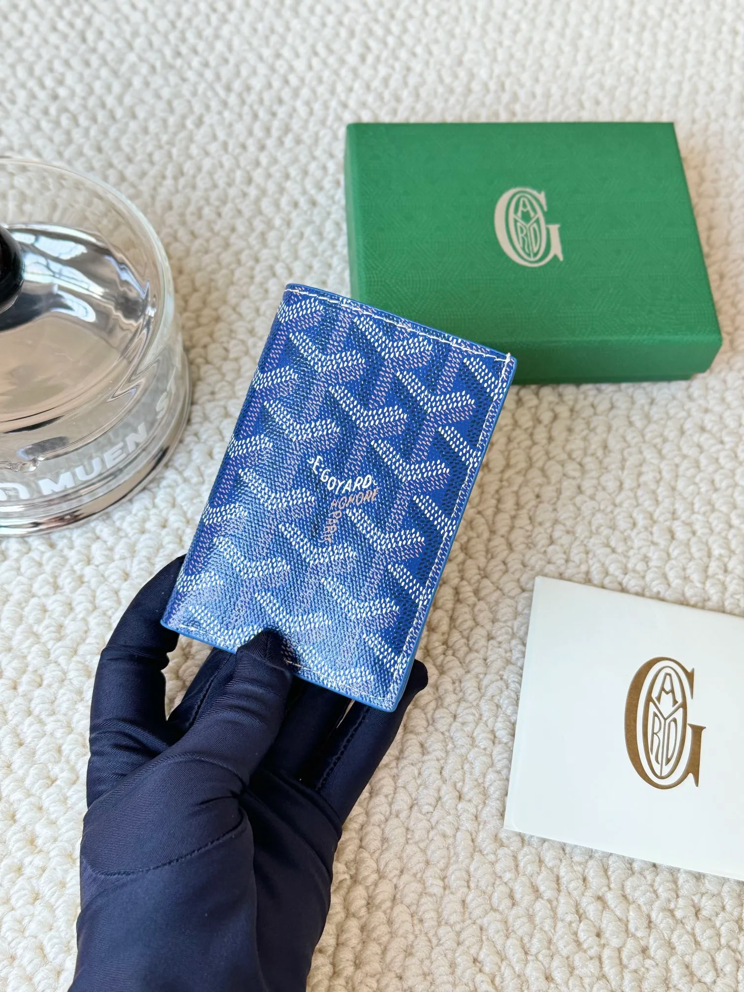 💰120 Goyard Goyardine Canvas & Vauzelles Calfskin No.: 803 Multiple colors available. Can be used as a couple model. It’s yyds to give as a gift for your own use! 6 card slots + two compartments, suitable for traveling. Small and portable, good-looking. Material: goyarine canvas and Vauzelles calfskin. Size: length 8*height 11