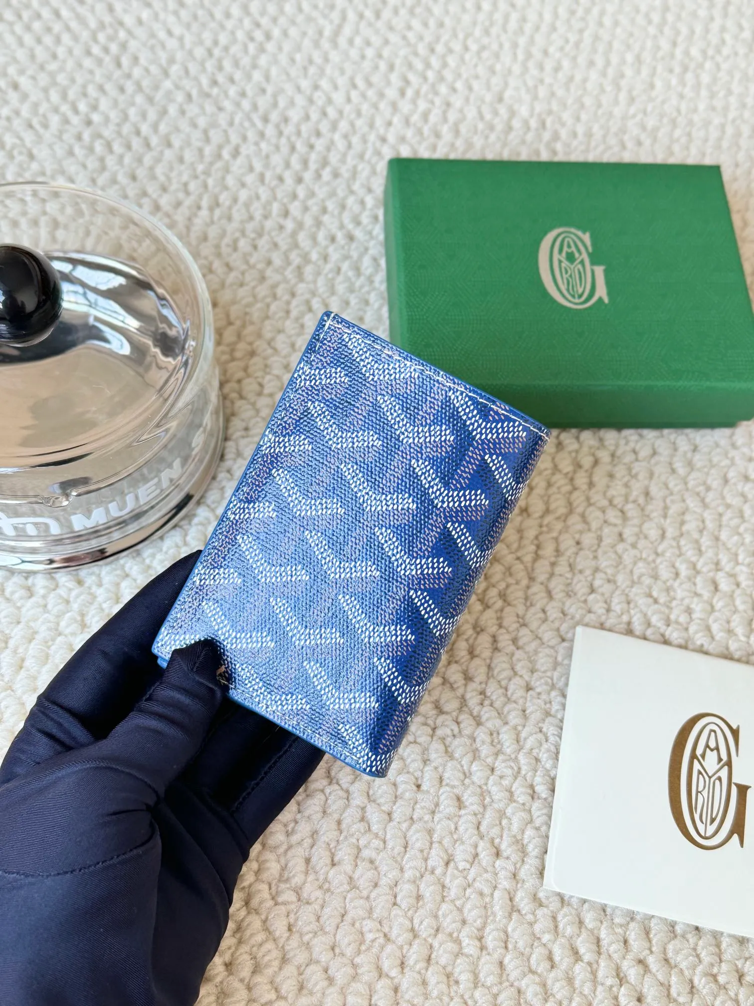 💰120 Goyard Goyardine Canvas & Vauzelles Calfskin No.: 803 Multiple colors available. Can be used as a couple model. It’s yyds to give as a gift for your own use! 6 card slots + two compartments, suitable for traveling. Small and portable, good-looking. Material: goyarine canvas and Vauzelles calfskin. Size: length 8*height 11