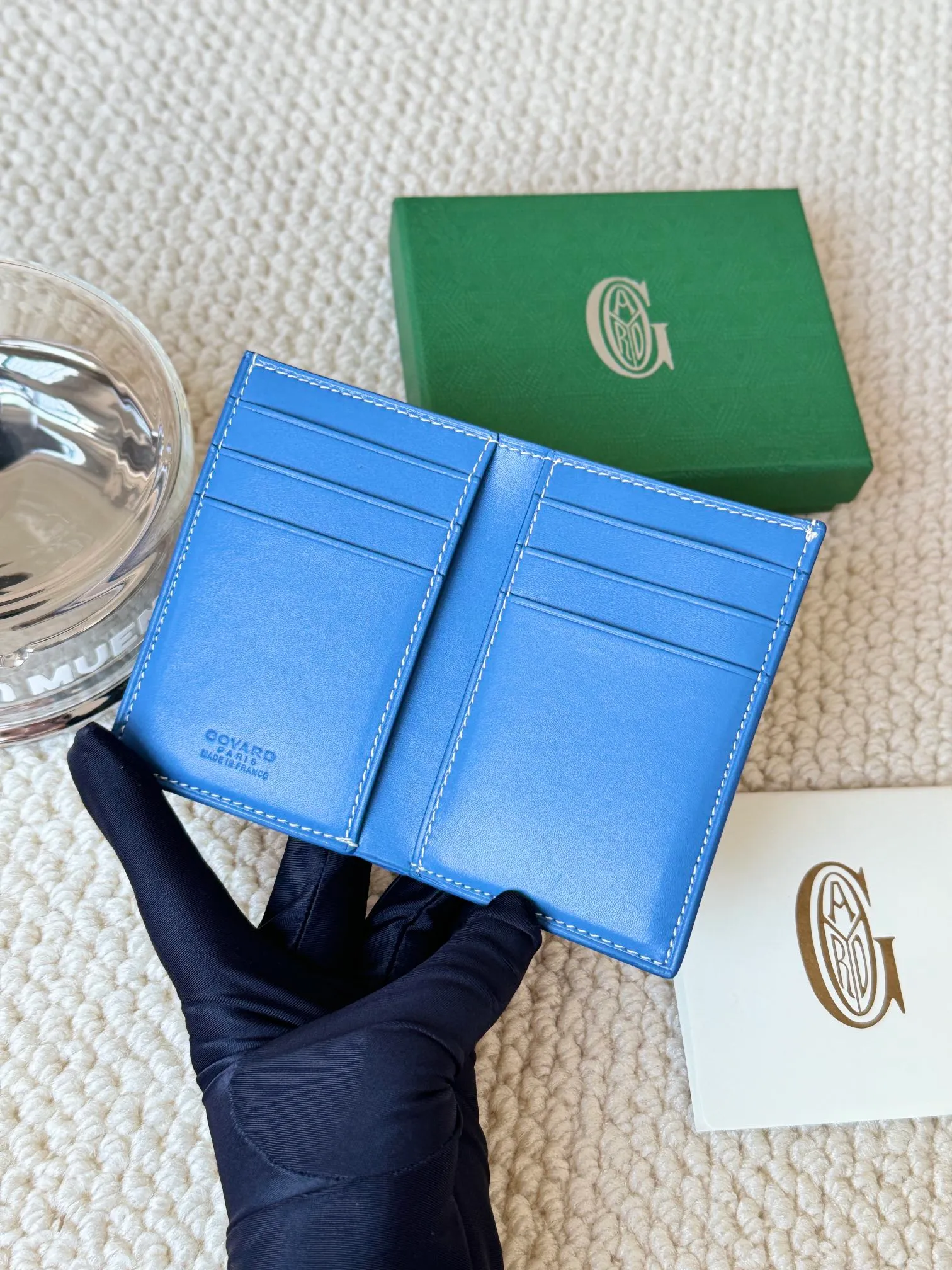 💰120 Goyard Goyardine Canvas & Vauzelles Calfskin No.: 803 Multiple colors available. Can be used as a couple model. It’s yyds to give as a gift for your own use! 6 card slots + two compartments, suitable for traveling. Small and portable, good-looking. Material: goyarine canvas and Vauzelles calfskin. Size: length 8*height 11