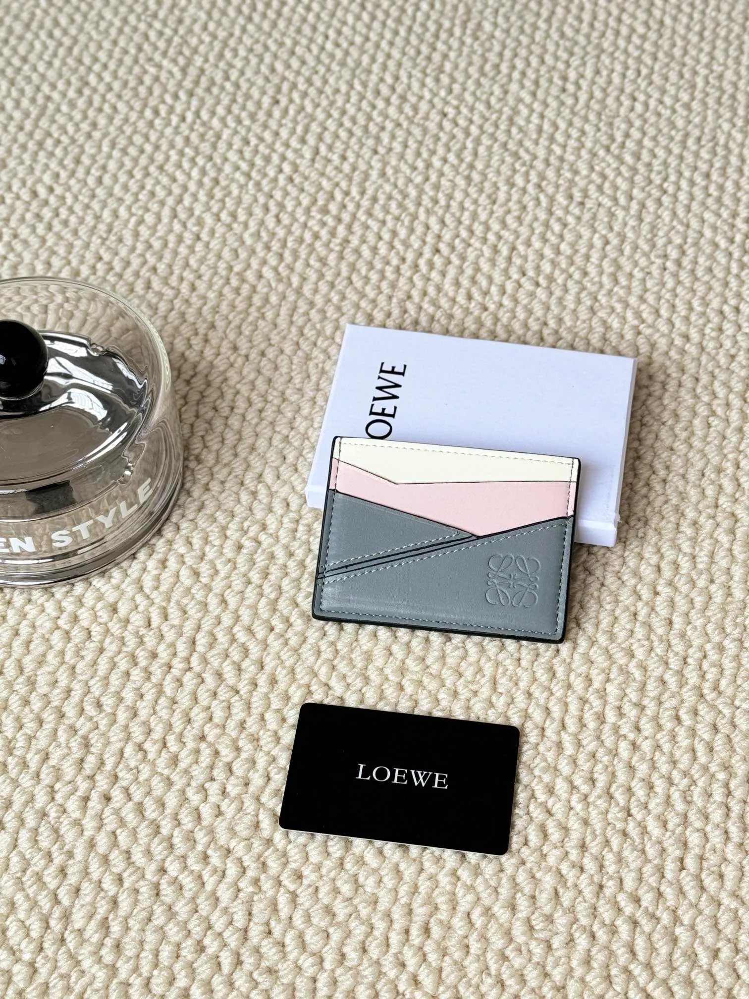 💰100 ·Loewe’s new card holders are back in stock! The new ones are all with metal logos, which are more refined than the old ones~~ Comes with box and dust bag! It’s also a good idea to choose this small accessory for Valentine’s Day ~~Model: L1106 Size: 10*7.5CM