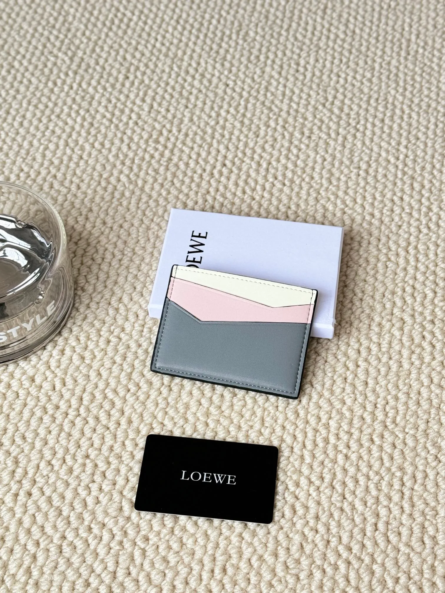 💰100 ·Loewe’s new card holders are back in stock! The new ones are all with metal logos, which are more refined than the old ones~~ Comes with box and dust bag! It’s also a good idea to choose this small accessory for Valentine’s Day ~~Model: L1106 Size: 10*7.5CM