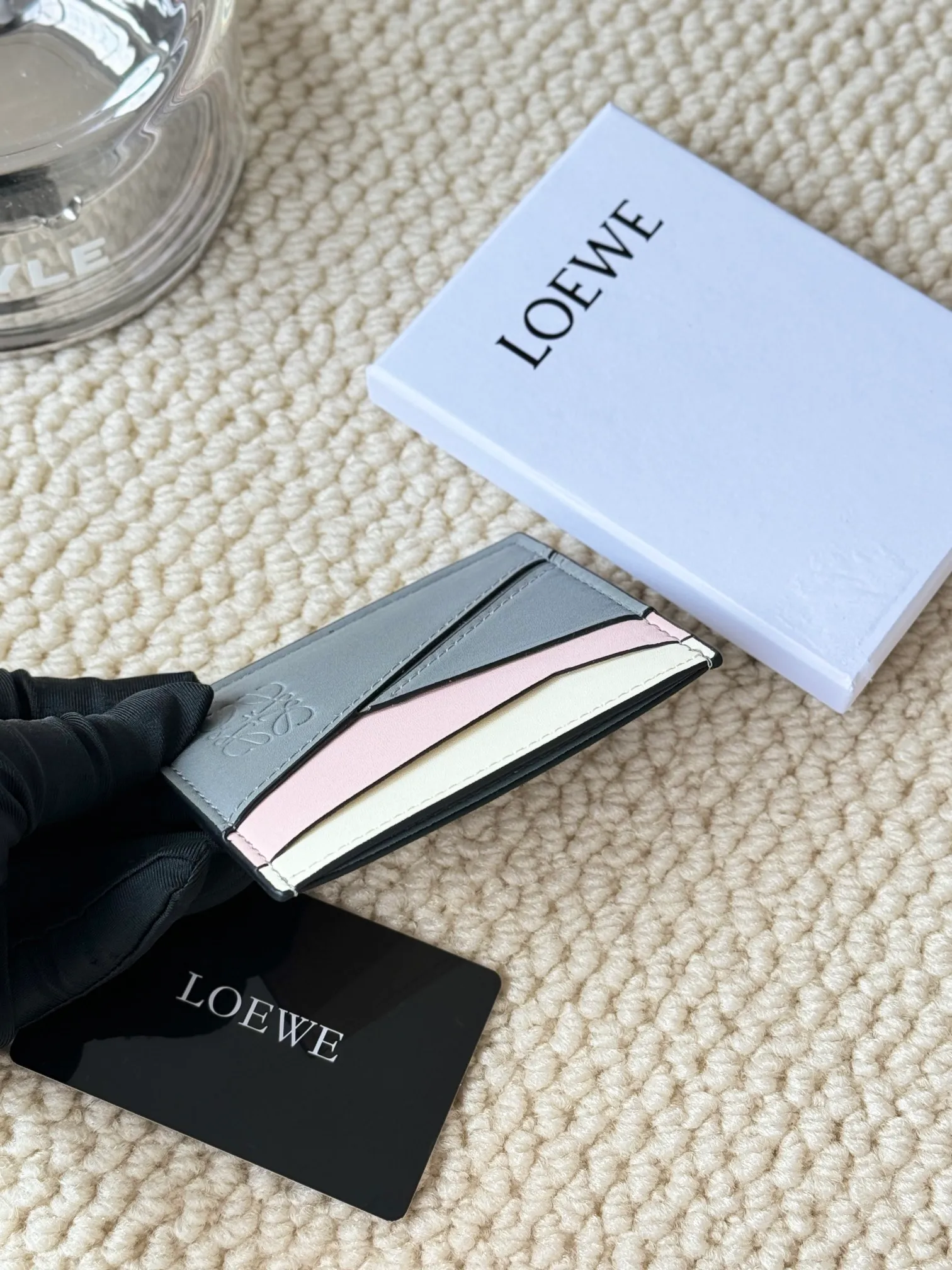 💰100 ·Loewe’s new card holders are back in stock! The new ones are all with metal logos, which are more refined than the old ones~~ Comes with box and dust bag! It’s also a good idea to choose this small accessory for Valentine’s Day ~~Model: L1106 Size: 10*7.5CM