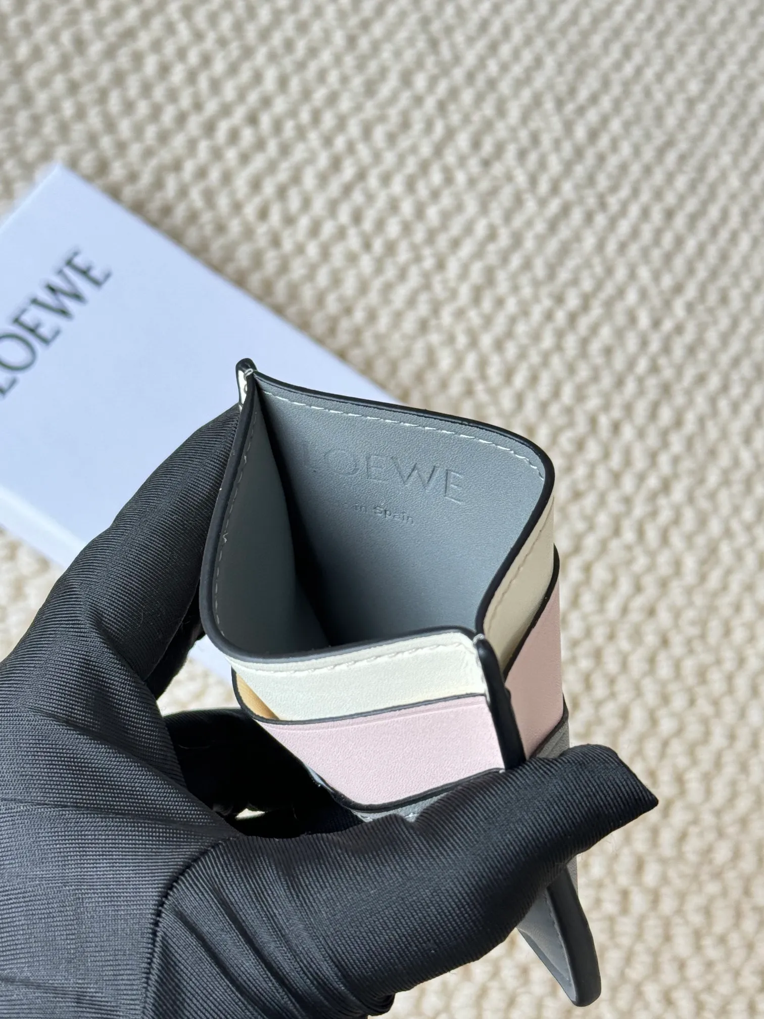 💰100 ·Loewe’s new card holders are back in stock! The new ones are all with metal logos, which are more refined than the old ones~~ Comes with box and dust bag! It’s also a good idea to choose this small accessory for Valentine’s Day ~~Model: L1106 Size: 10*7.5CM