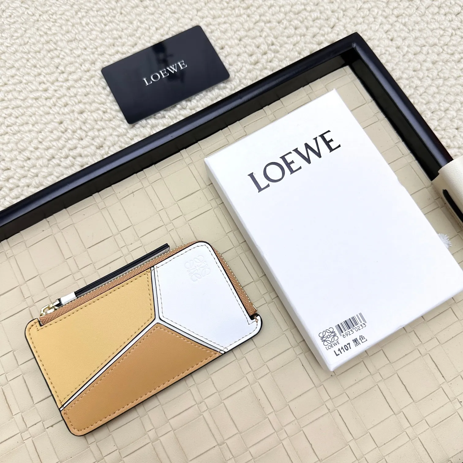 💰120 ·Loewe’s new card holders are back in stock! The new ones are all with metal logos, which are more refined than the old ones~~ Comes with box and dust bag! It’s a good idea to choose this small accessory for Valentine’s Day ~~Model: L1107 Size: 13*7.5*1