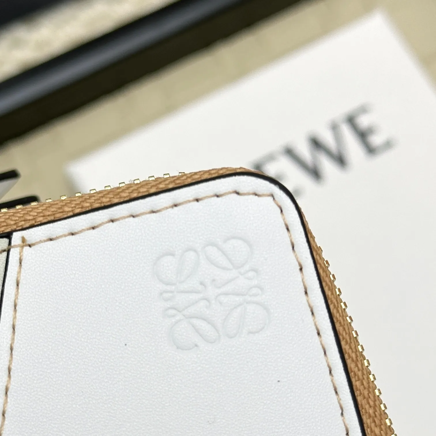 💰120 ·Loewe’s new card holders are back in stock! The new ones are all with metal logos, which are more refined than the old ones~~ Comes with box and dust bag! It’s a good idea to choose this small accessory for Valentine’s Day ~~Model: L1107 Size: 13*7.5*1
