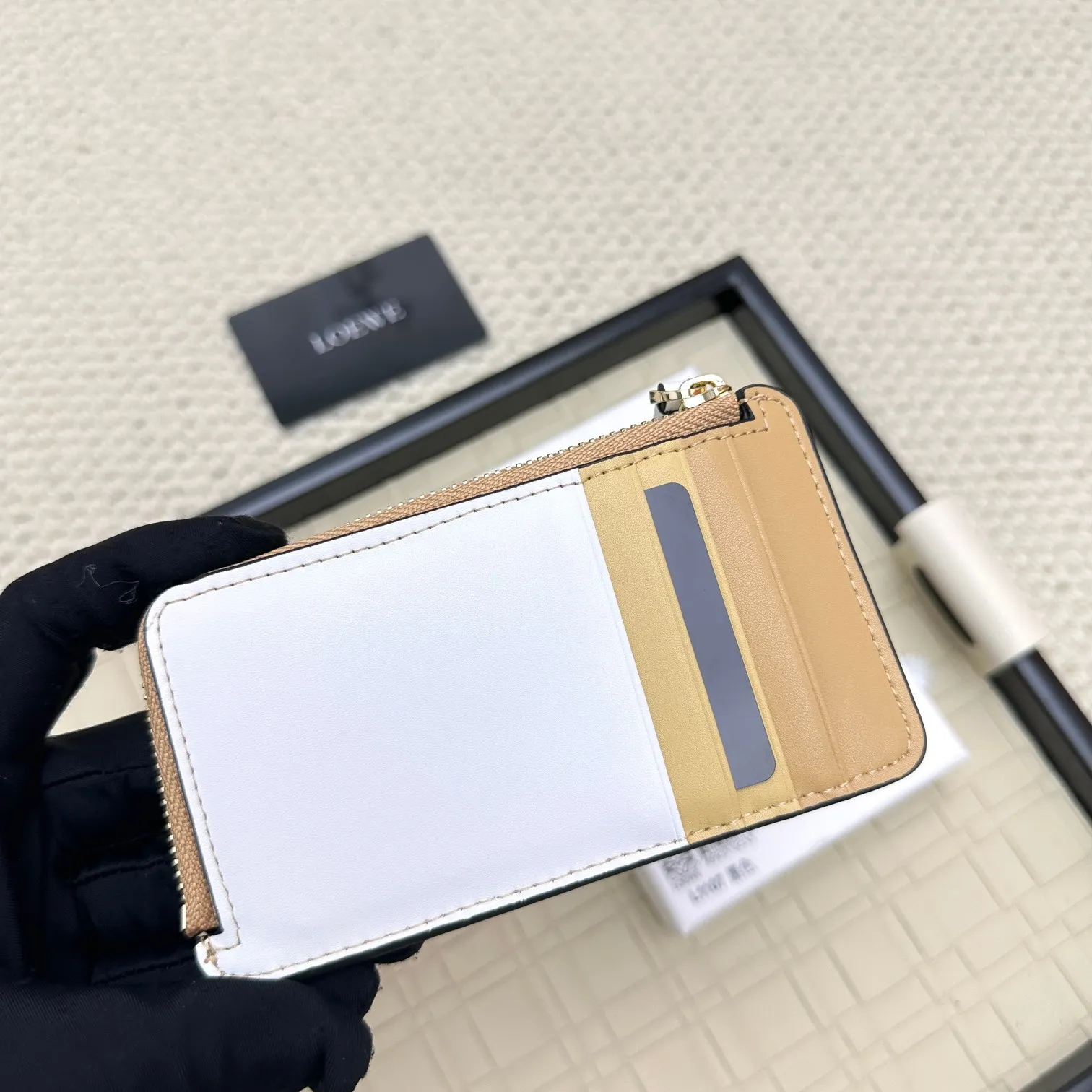 💰120 ·Loewe’s new card holders are back in stock! The new ones are all with metal logos, which are more refined than the old ones~~ Comes with box and dust bag! It’s a good idea to choose this small accessory for Valentine’s Day ~~Model: L1107 Size: 13*7.5*1