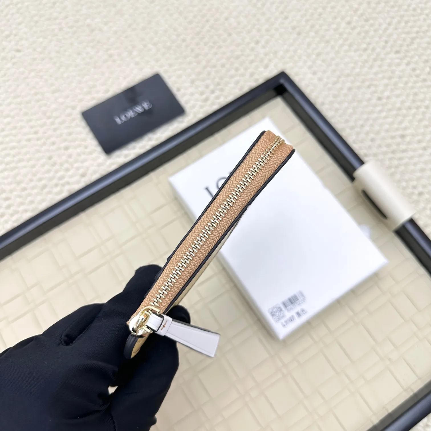 💰120 ·Loewe’s new card holders are back in stock! The new ones are all with metal logos, which are more refined than the old ones~~ Comes with box and dust bag! It’s a good idea to choose this small accessory for Valentine’s Day ~~Model: L1107 Size: 13*7.5*1