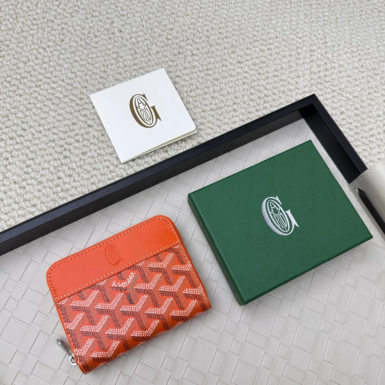 💰140 GOYARD Matignon Mini coin purse features a full zipper closure. Its central compartment holds coins, while its interior patch pocket holds cards or small IDs. No.: 805 Size: 10.4*7.5*1.8cm