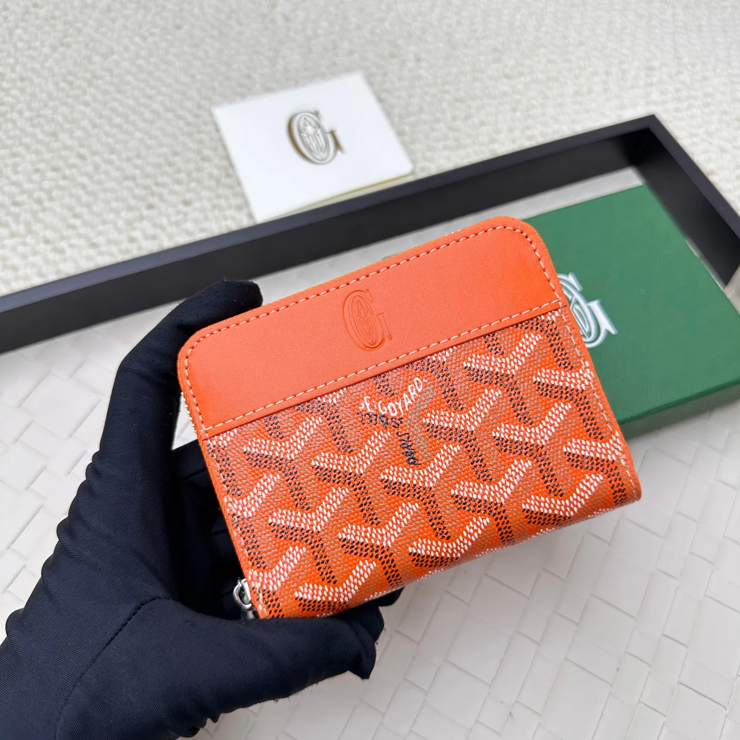 💰140 GOYARD Matignon Mini coin purse features a full zipper closure. Its central compartment holds coins, while its interior patch pocket holds cards or small IDs. No.: 805 Size: 10.4*7.5*1.8cm