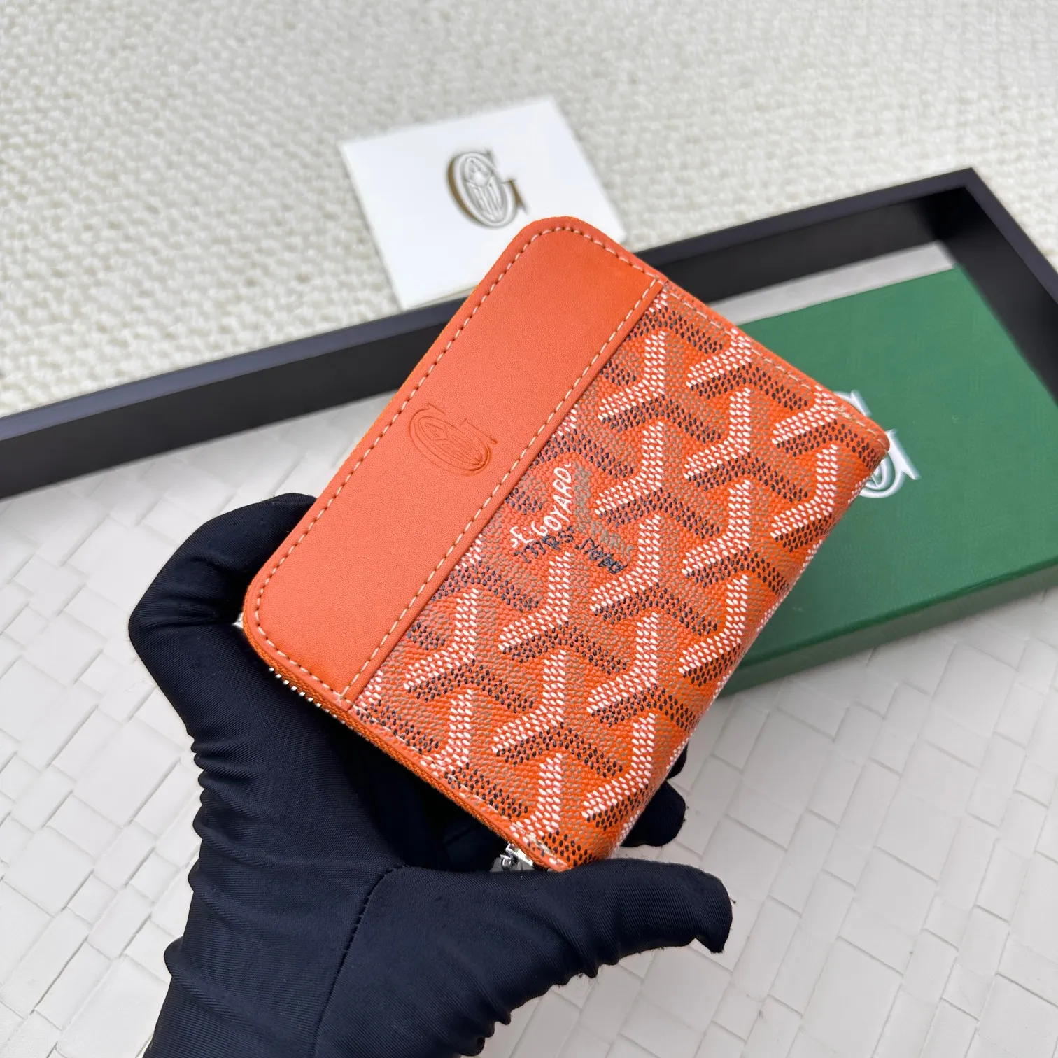 💰140 GOYARD Matignon Mini coin purse features a full zipper closure. Its central compartment holds coins, while its interior patch pocket holds cards or small IDs. No.: 805 Size: 10.4*7.5*1.8cm