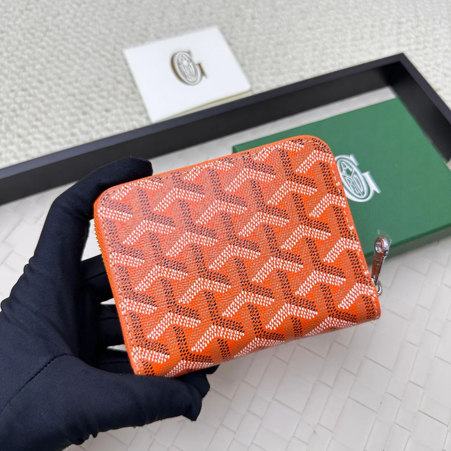 💰140 GOYARD Matignon Mini coin purse features a full zipper closure. Its central compartment holds coins, while its interior patch pocket holds cards or small IDs. No.: 805 Size: 10.4*7.5*1.8cm