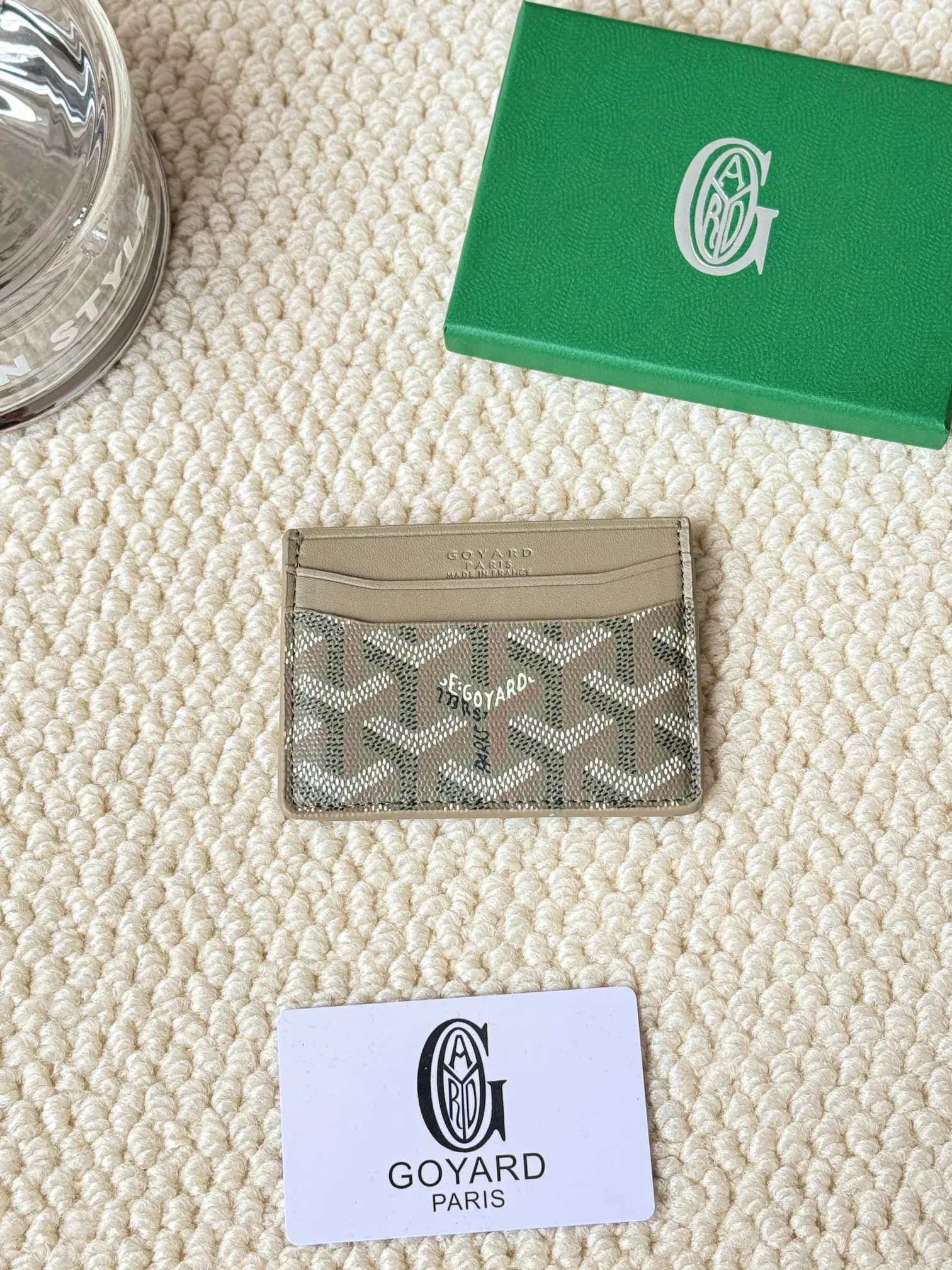 💰100 GOYARD Goya Classic👍🏻The design of Saint-Sulpice card holder is small and compact, and its middle pocket can store cards, documents or folded banknotes. The compact design fits nicely in a jacket or pants pocket. Style number: 9636 Size: 7 x10.5 cm