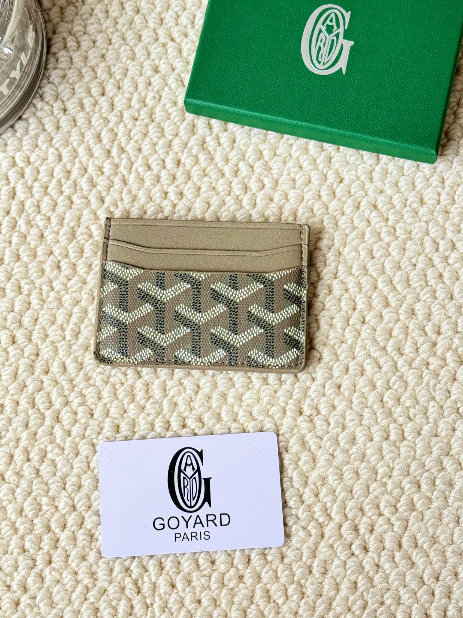 💰100 GOYARD Goya Classic👍🏻The design of Saint-Sulpice card holder is small and compact, and its middle pocket can store cards, documents or folded banknotes. The compact design fits nicely in a jacket or pants pocket. Style number: 9636 Size: 7 x10.5 cm