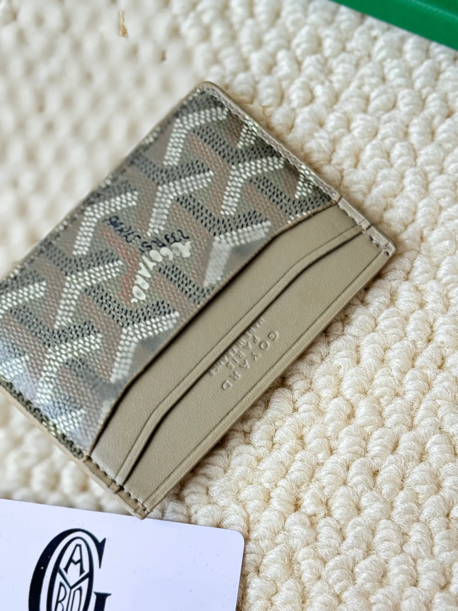 💰100 GOYARD Goya Classic👍🏻The design of Saint-Sulpice card holder is small and compact, and its middle pocket can store cards, documents or folded banknotes. The compact design fits nicely in a jacket or pants pocket. Style number: 9636 Size: 7 x10.5 cm