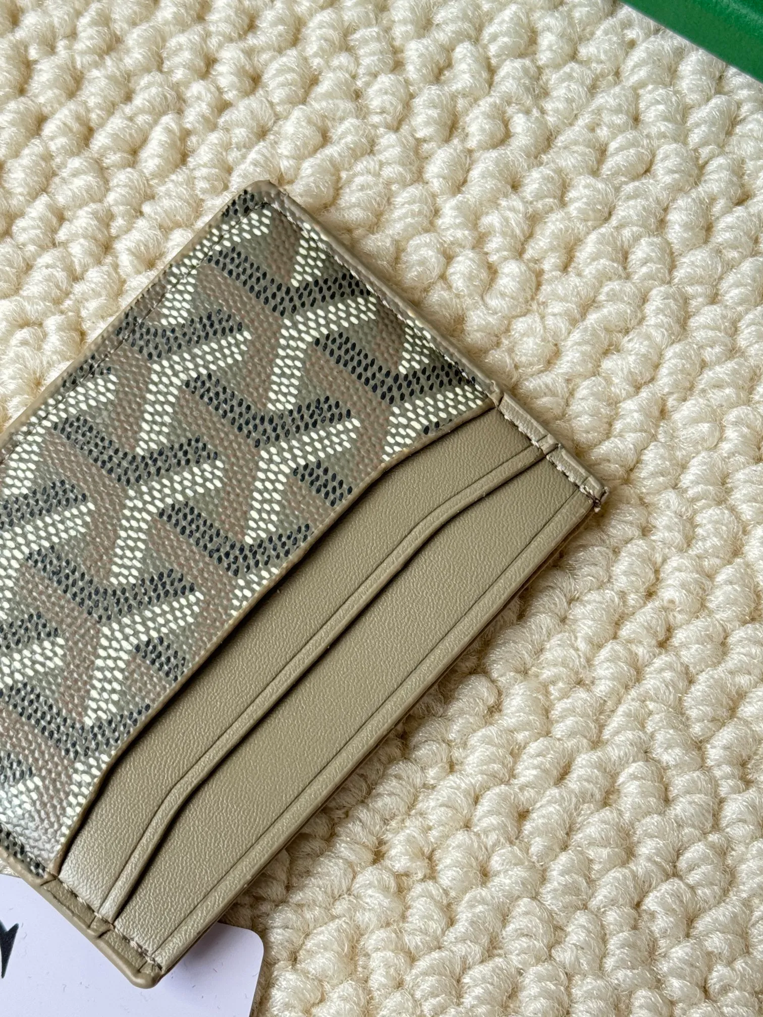 💰100 GOYARD Goya Classic👍🏻The design of Saint-Sulpice card holder is small and compact, and its middle pocket can store cards, documents or folded banknotes. The compact design fits nicely in a jacket or pants pocket. Style number: 9636 Size: 7 x10.5 cm