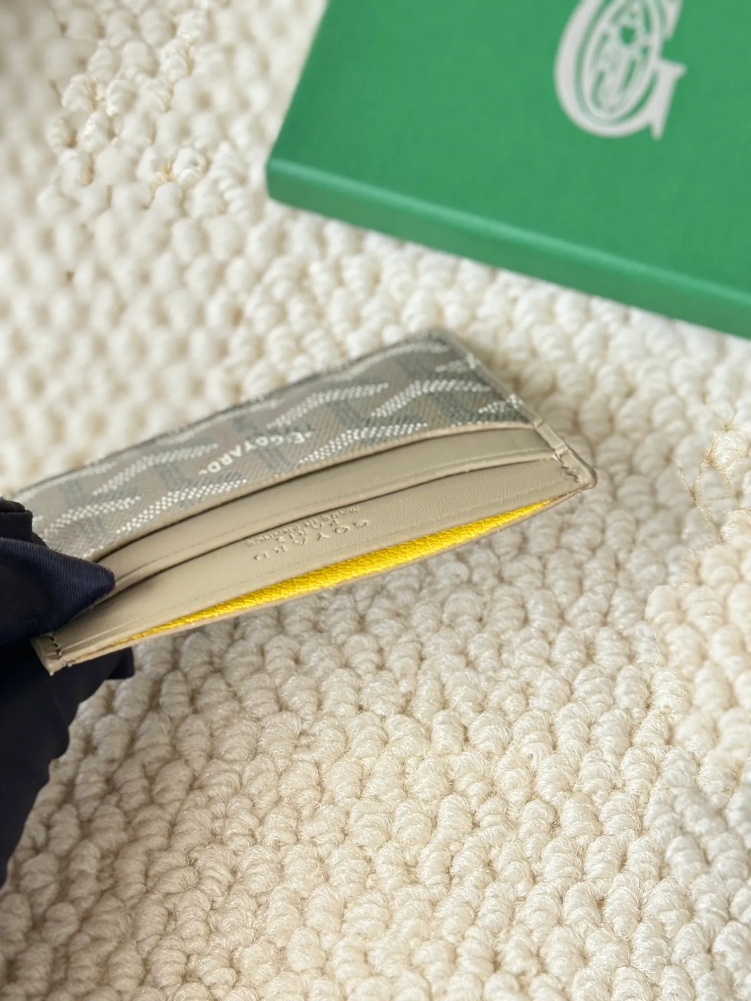 💰100 GOYARD Goya Classic👍🏻The design of Saint-Sulpice card holder is small and compact, and its middle pocket can store cards, documents or folded banknotes. The compact design fits nicely in a jacket or pants pocket. Style number: 9636 Size: 7 x10.5 cm