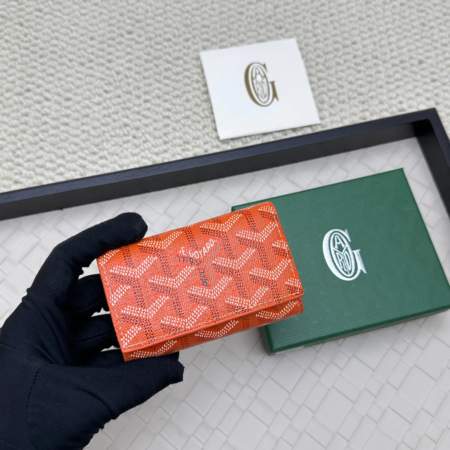 💰120 GOYARD Goya Classic👍🏻The design of the Saint-Sulpice 3-fold key bag is small and compact. Its compact design is just suitable for putting in a jacket or pants pocket. It is equipped with 6 locks that can fasten 6 keys. Style number: 807 Size: 10.5*7*2