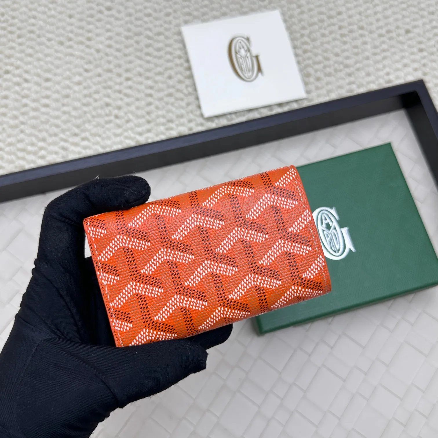 💰120 GOYARD Goya Classic👍🏻The design of the Saint-Sulpice 3-fold key bag is small and compact. Its compact design is just suitable for putting in a jacket or pants pocket. It is equipped with 6 locks that can fasten 6 keys. Style number: 807 Size: 10.5*7*2