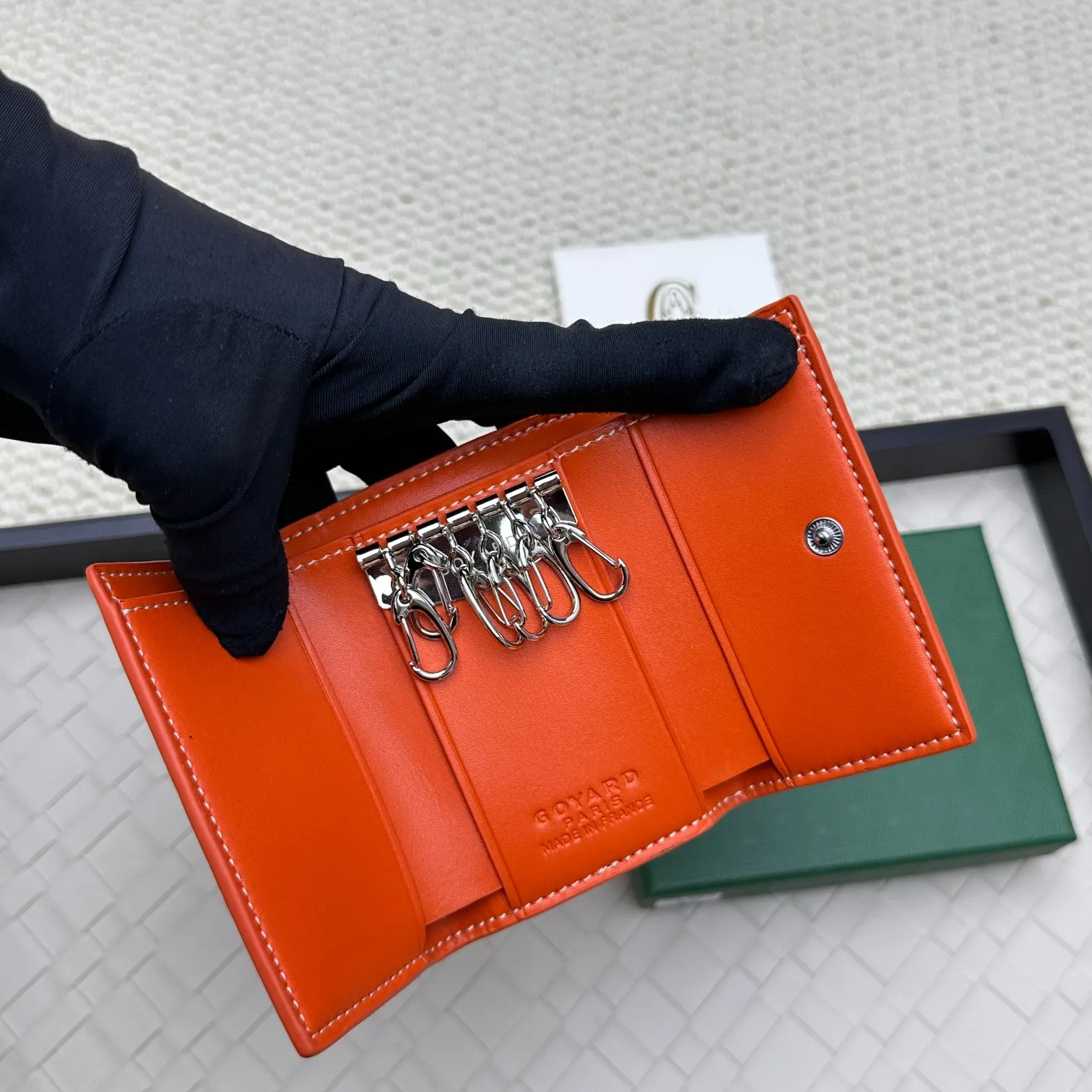 💰120 GOYARD Goya Classic👍🏻The design of the Saint-Sulpice 3-fold key bag is small and compact. Its compact design is just suitable for putting in a jacket or pants pocket. It is equipped with 6 locks that can fasten 6 keys. Style number: 807 Size: 10.5*7*2